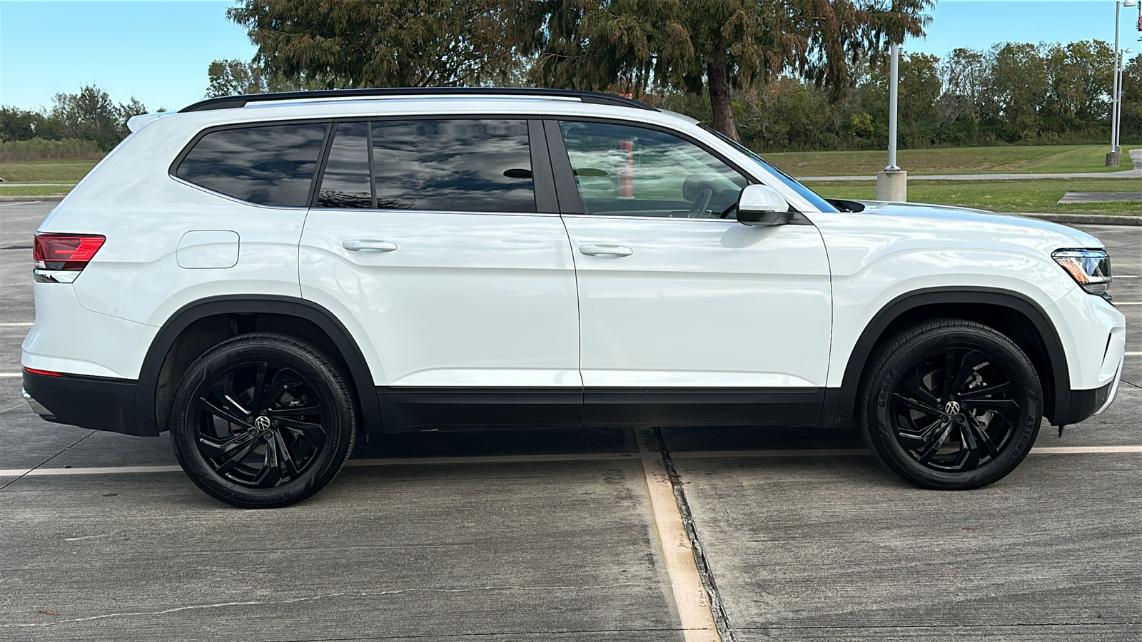 2023 Volkswagen Atlas 3.6L V6 SE with Technology 11