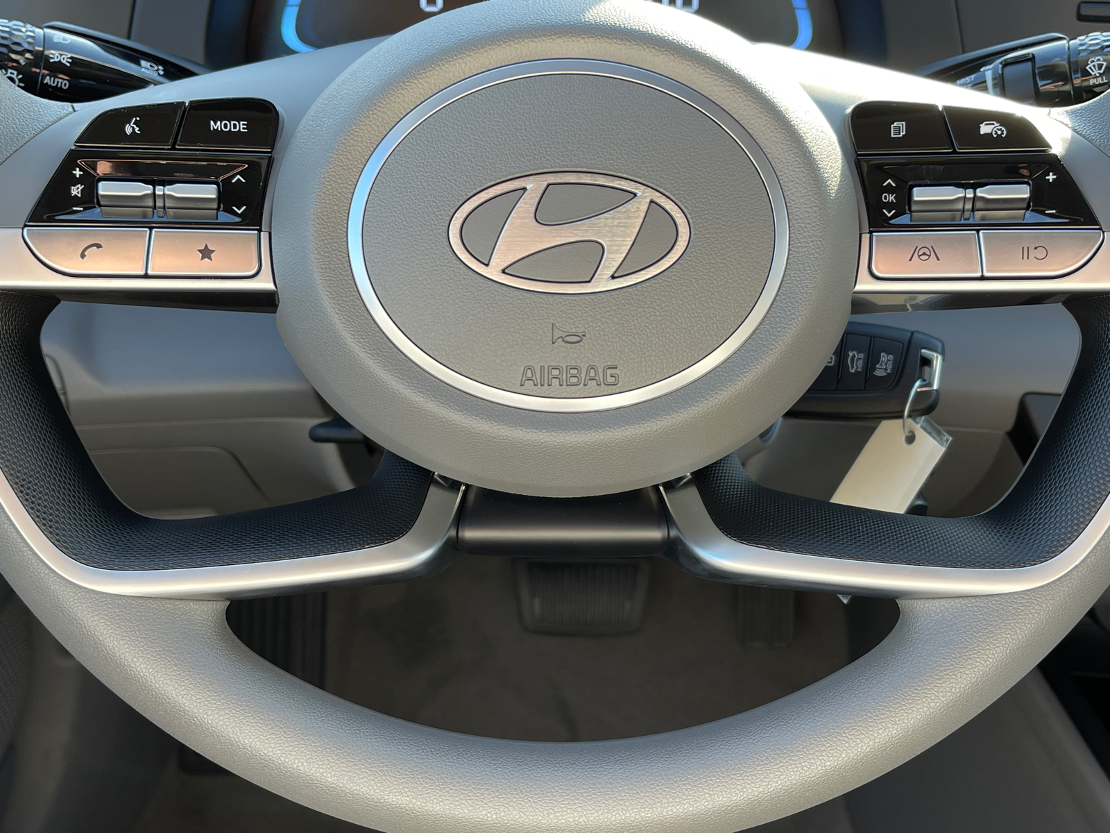 2024 Hyundai Elantra SE 16