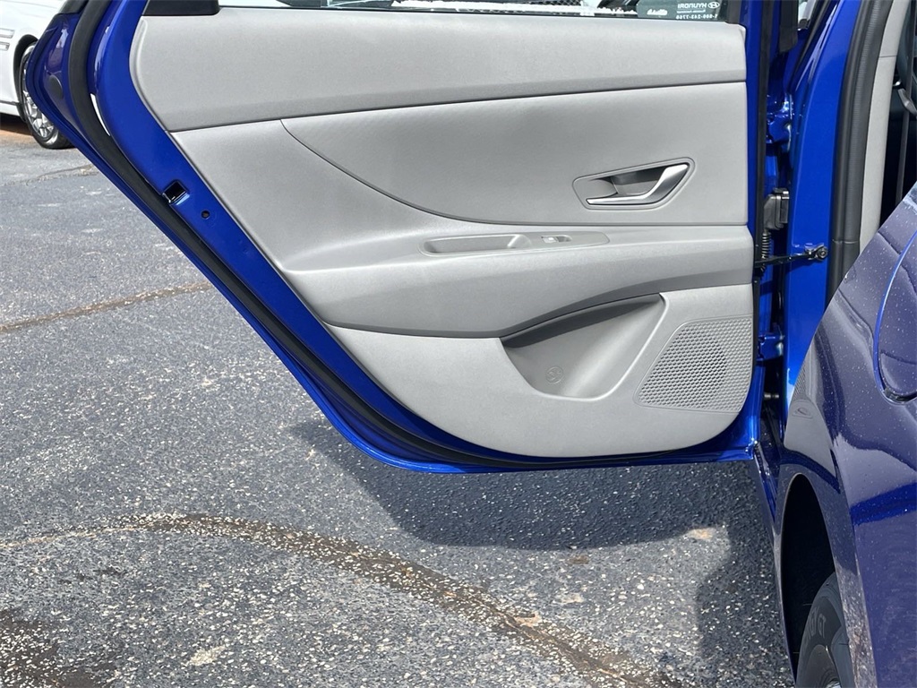 2024 Hyundai Elantra SE 16