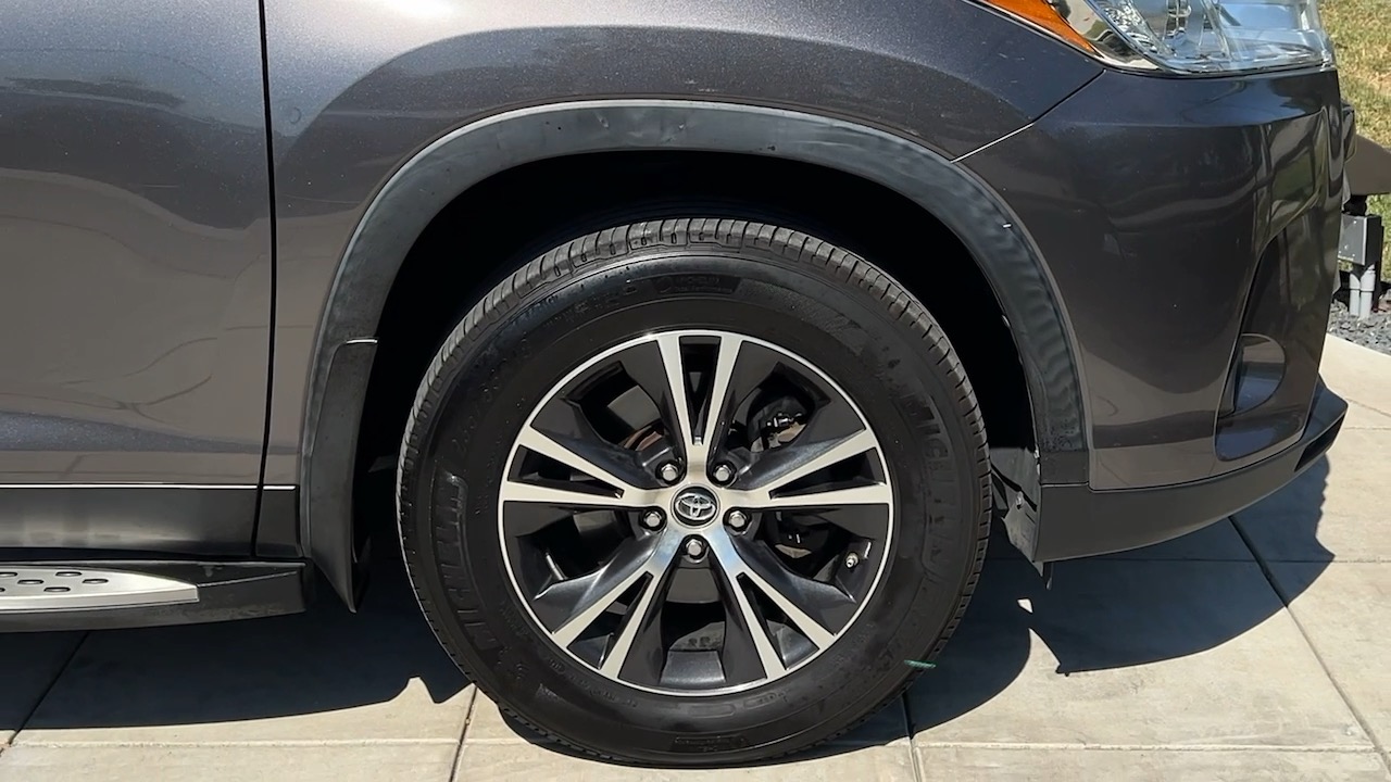 2019 Toyota Highlander LE 12