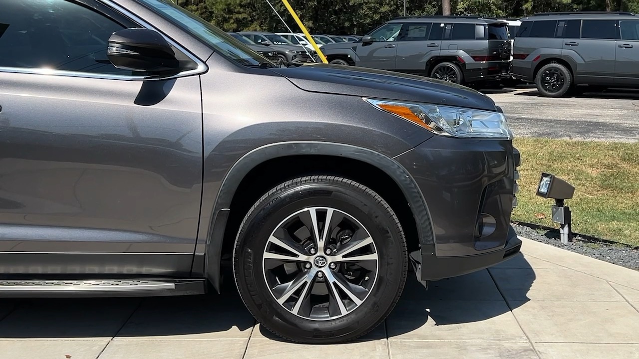 2019 Toyota Highlander LE 14