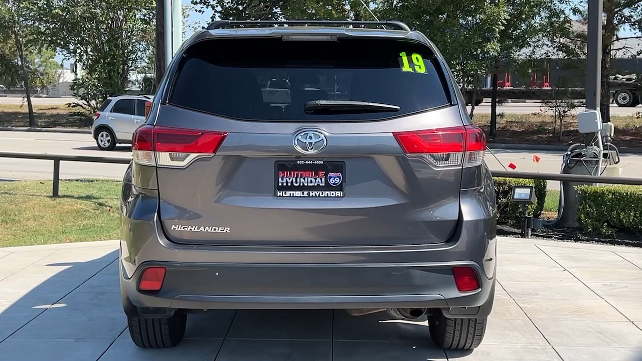 2019 Toyota Highlander LE 19