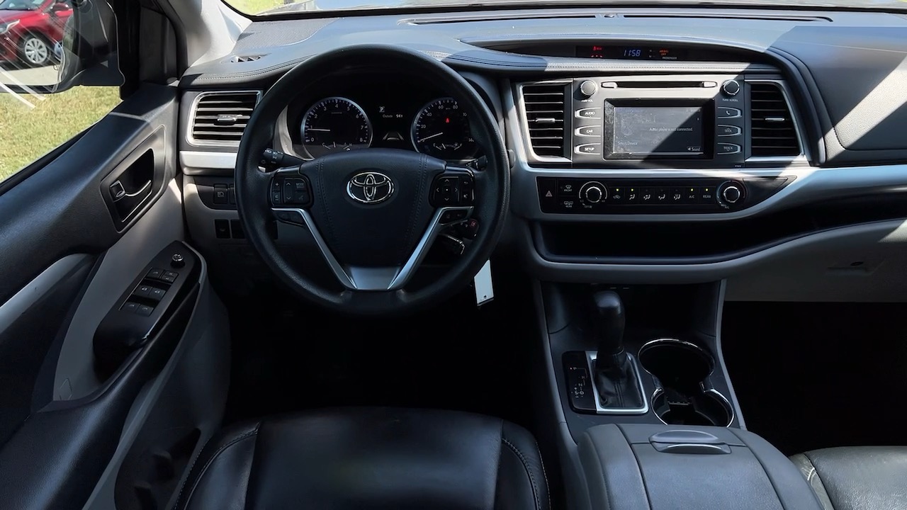 2019 Toyota Highlander LE 22