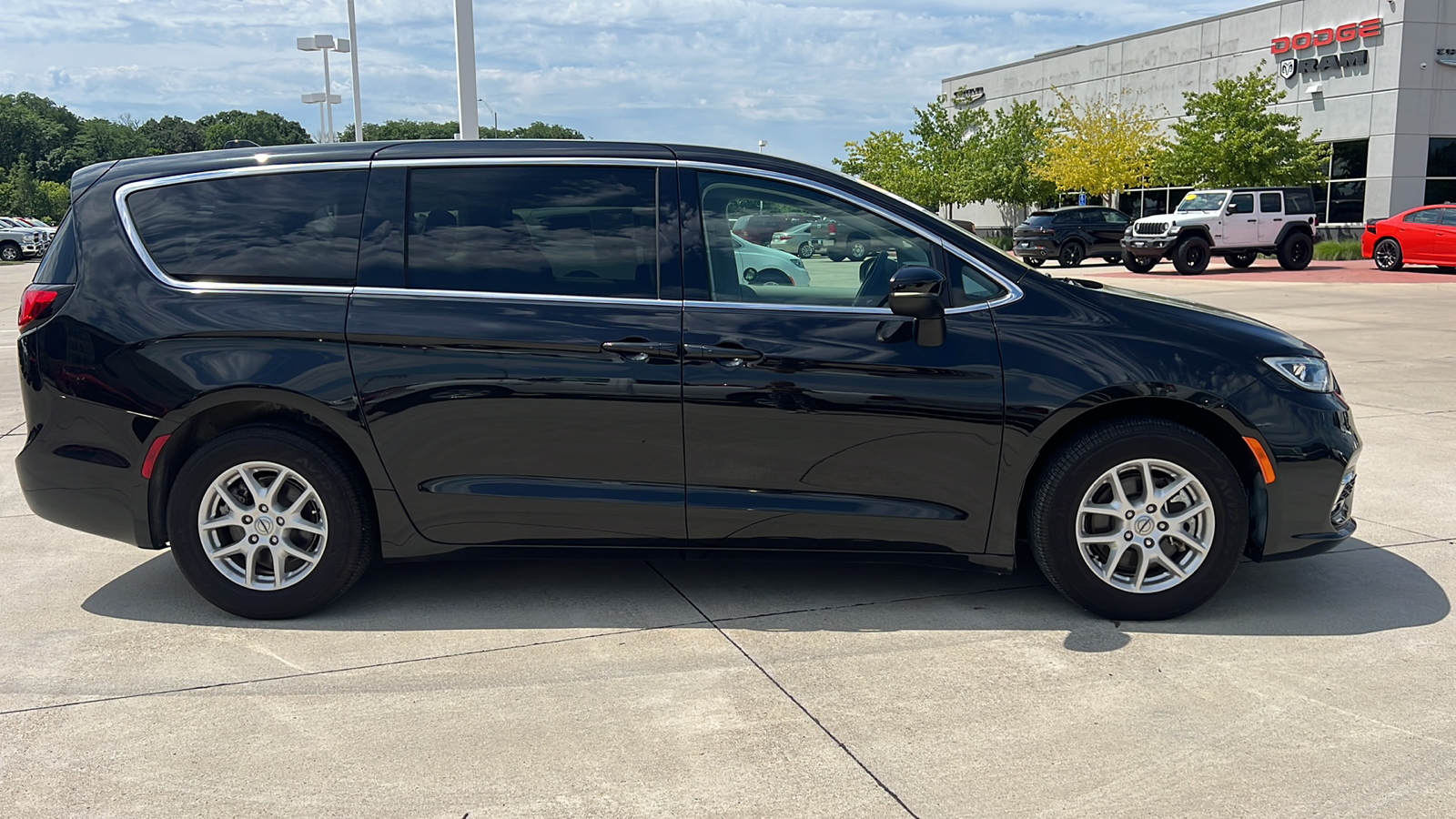 2023 Chrysler Pacifica Touring L 2