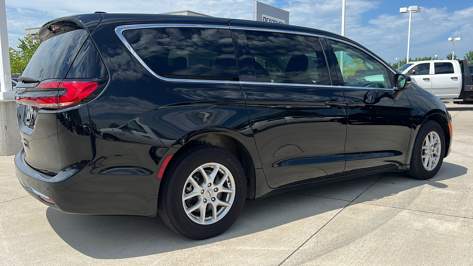 2023 Chrysler Pacifica Touring L 3