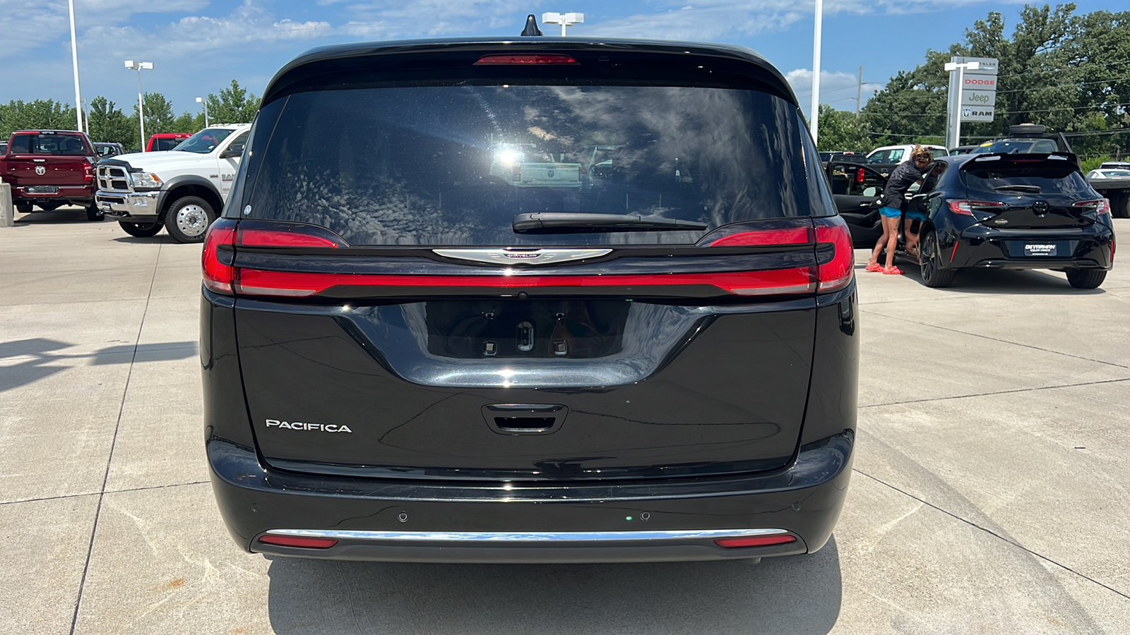 2023 Chrysler Pacifica Touring L 4