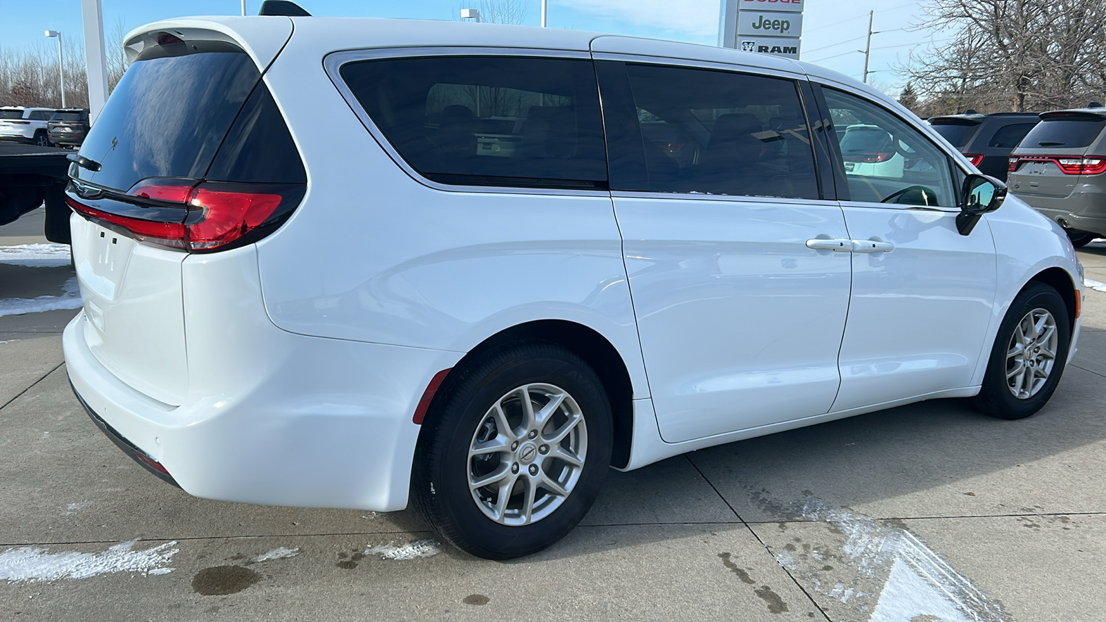 2024 Chrysler Pacifica Touring L 3