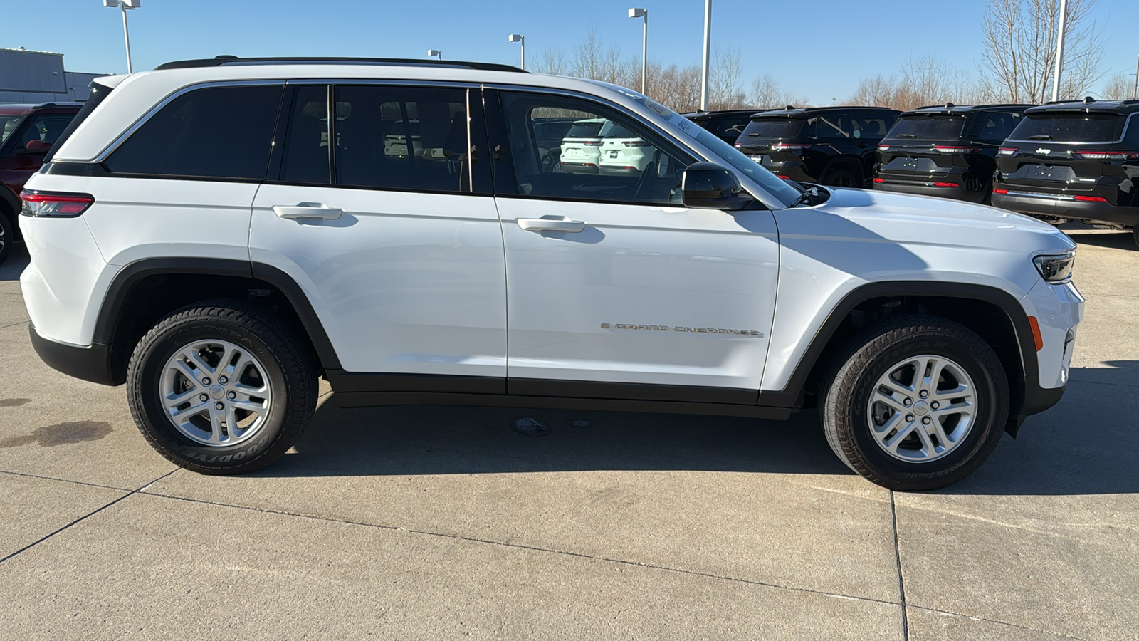 2022 Jeep Grand Cherokee Laredo 2