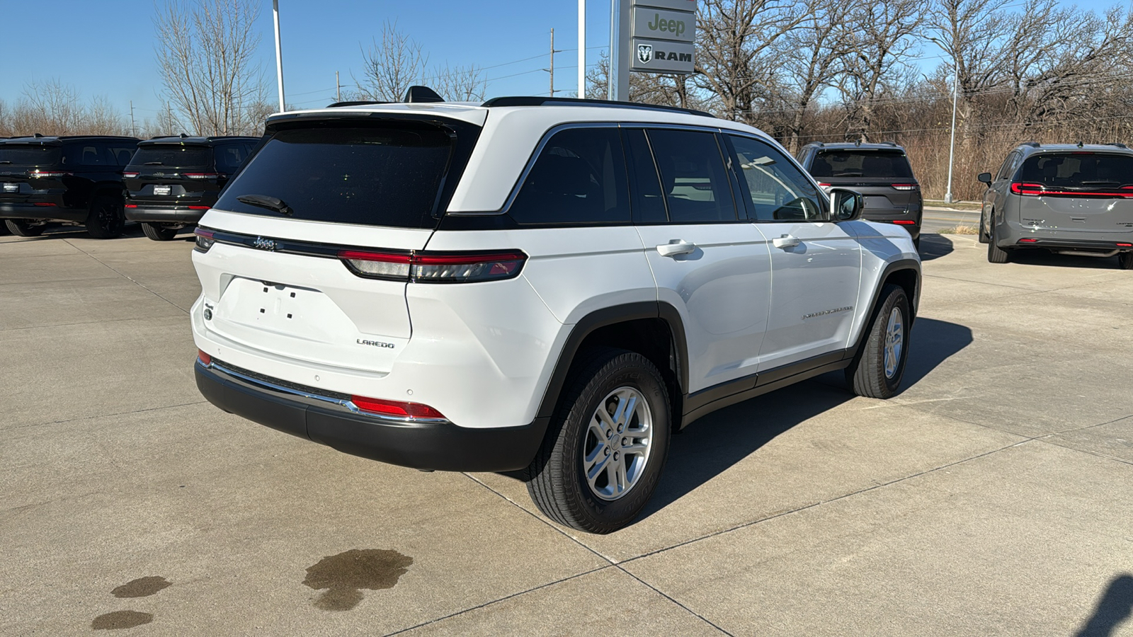 2022 Jeep Grand Cherokee Laredo 3