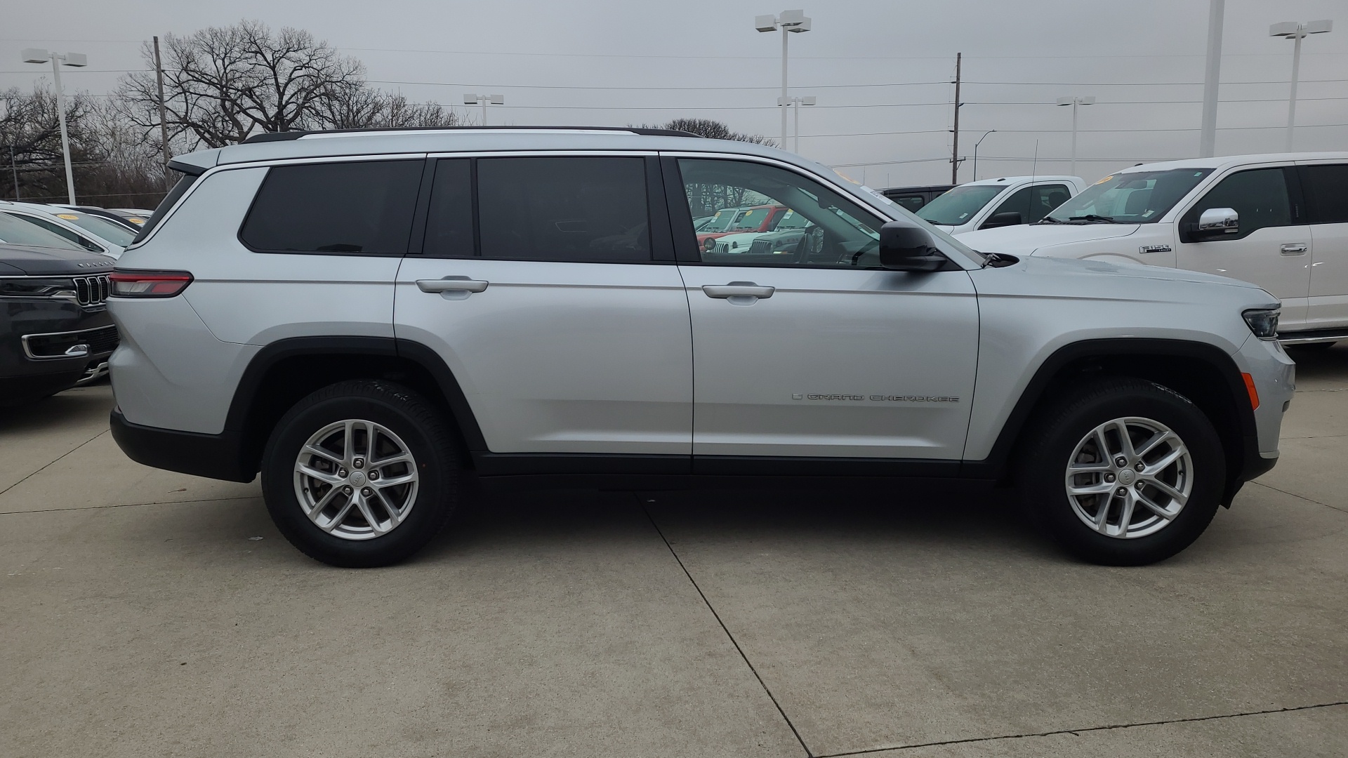 2021 Jeep Grand Cherokee L Laredo 2