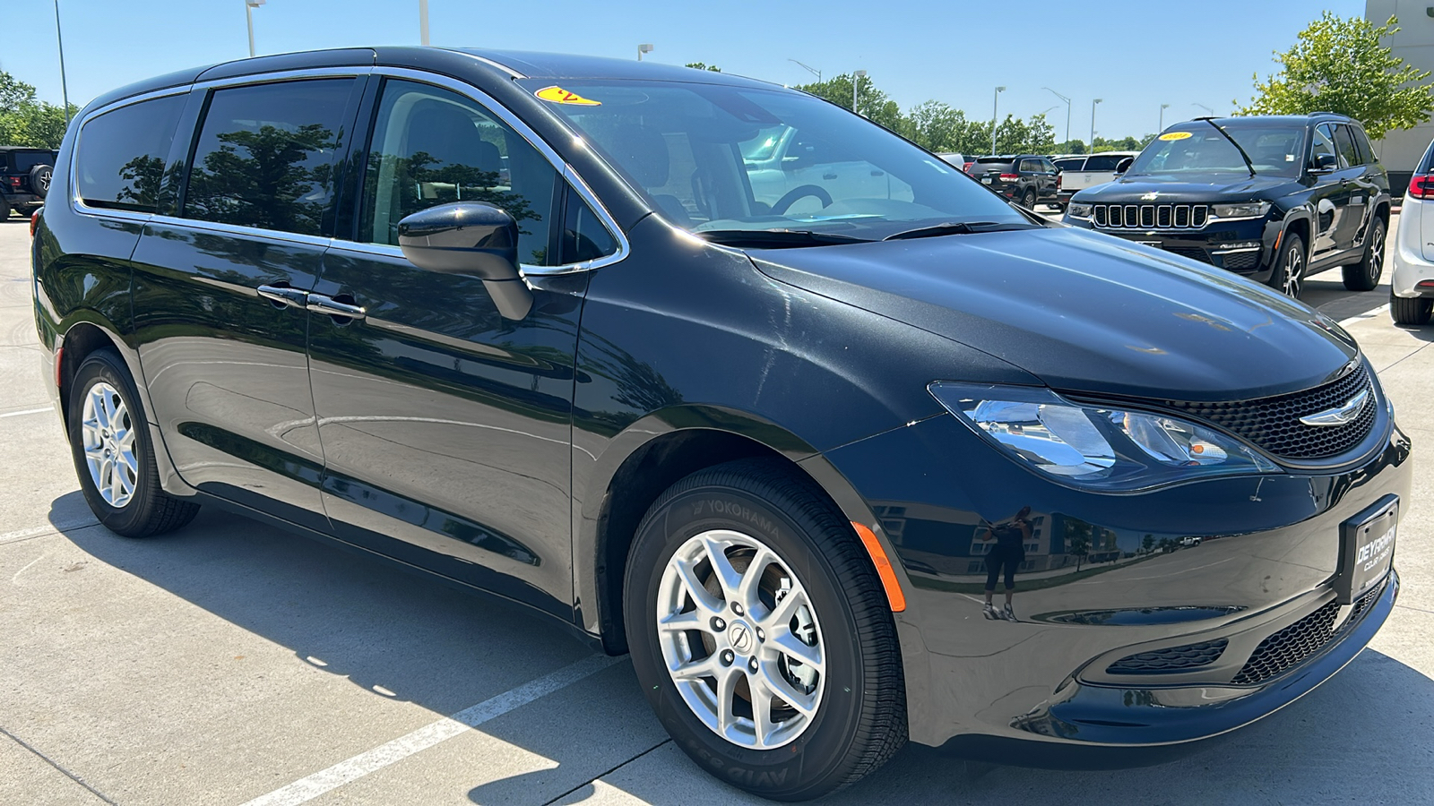 2023 Chrysler Voyager LX 1