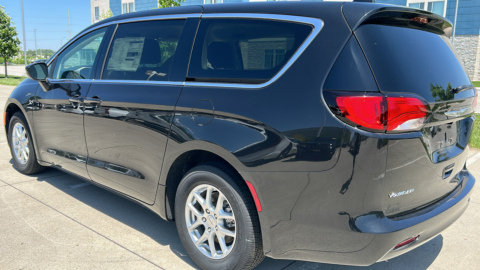 2023 Chrysler Voyager LX 5