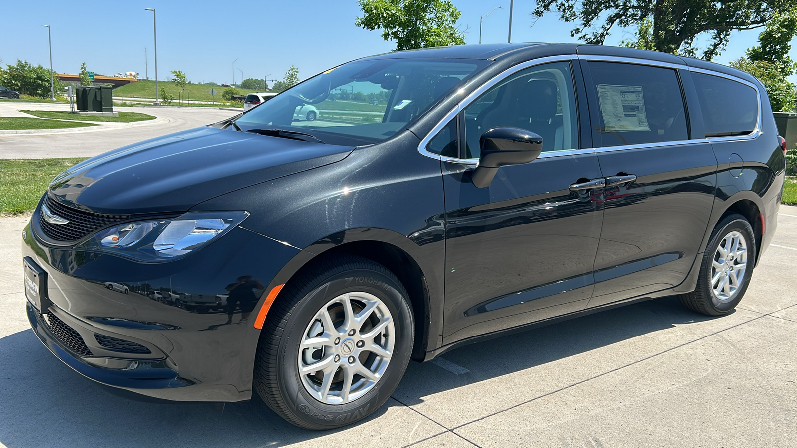 2023 Chrysler Voyager LX 7