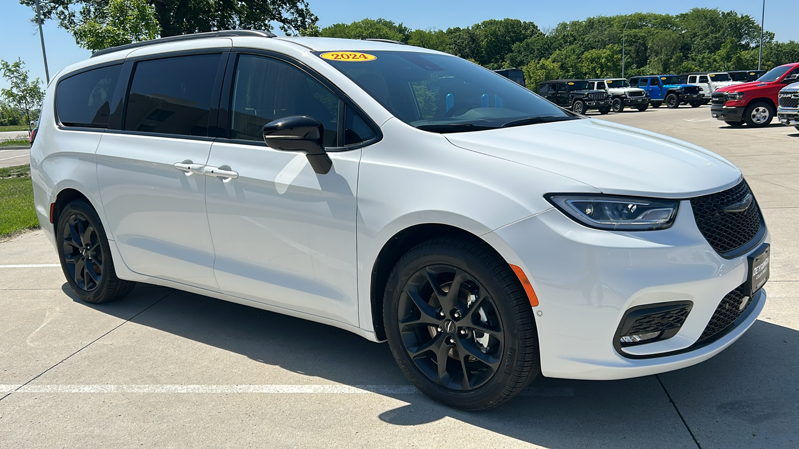 2024 Chrysler Pacifica Touring L 1