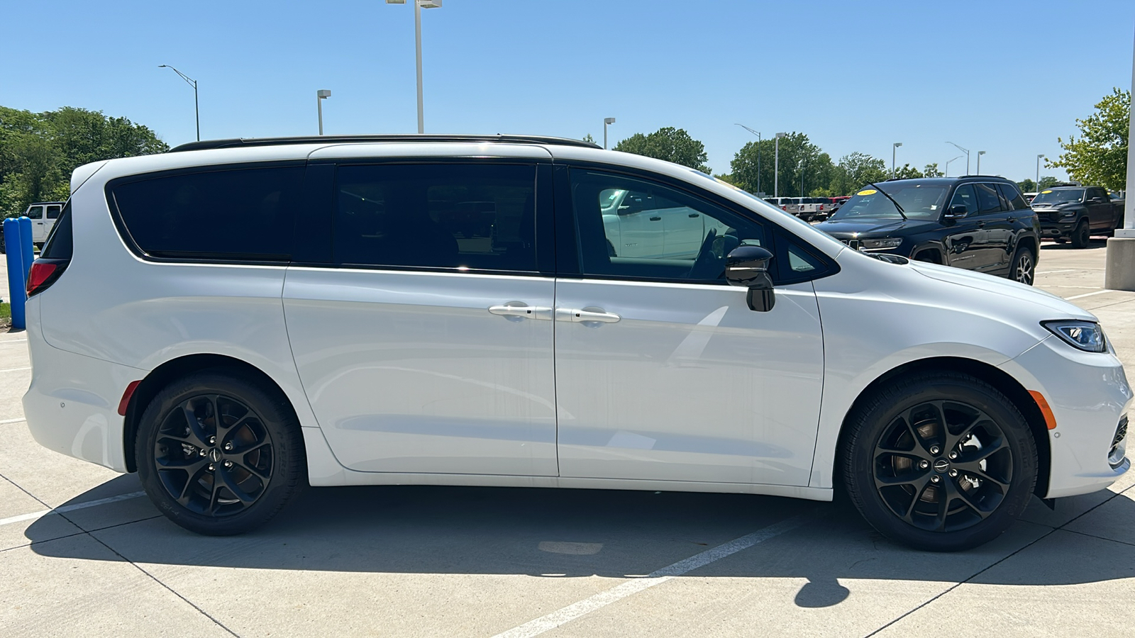 2024 Chrysler Pacifica Touring L 2