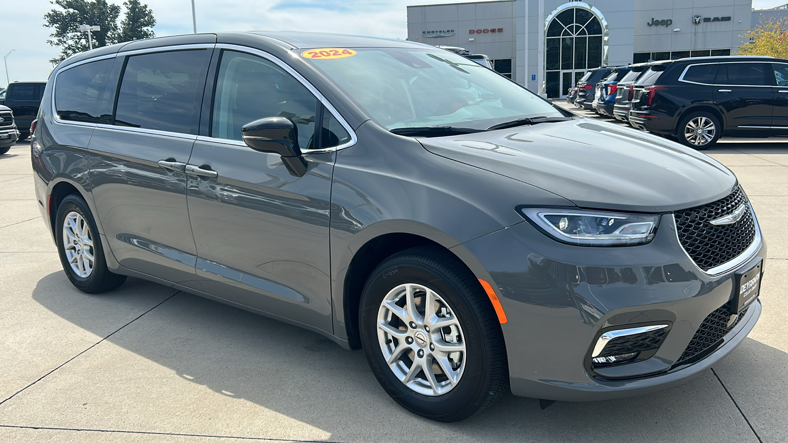 2024 Chrysler Pacifica Limited 1