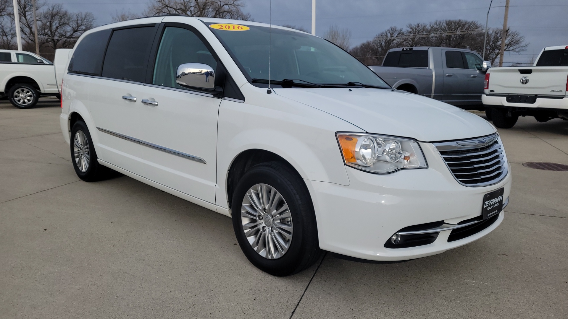 2016 Chrysler Town & Country Touring-L 1