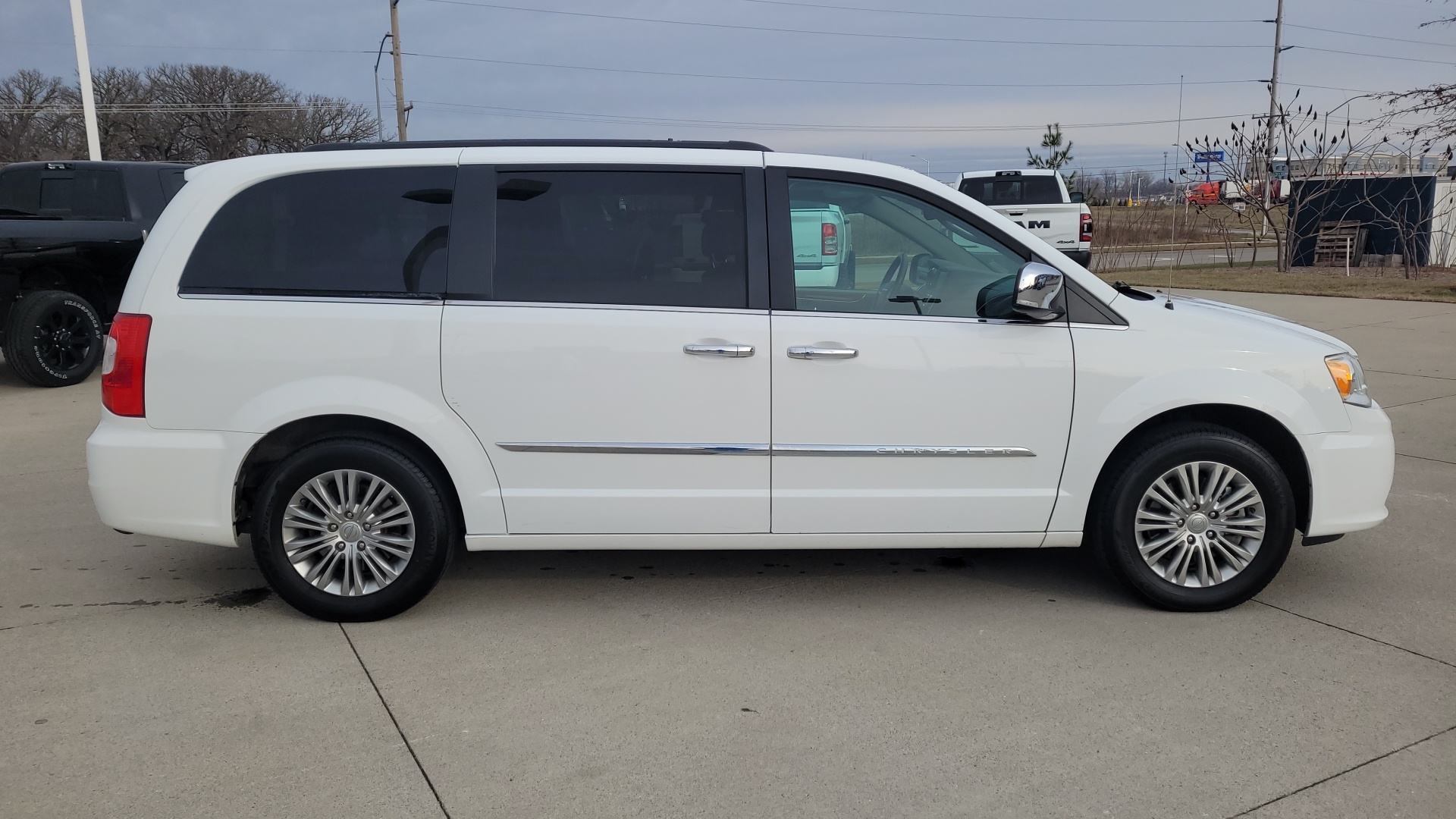 2016 Chrysler Town & Country Touring-L 2