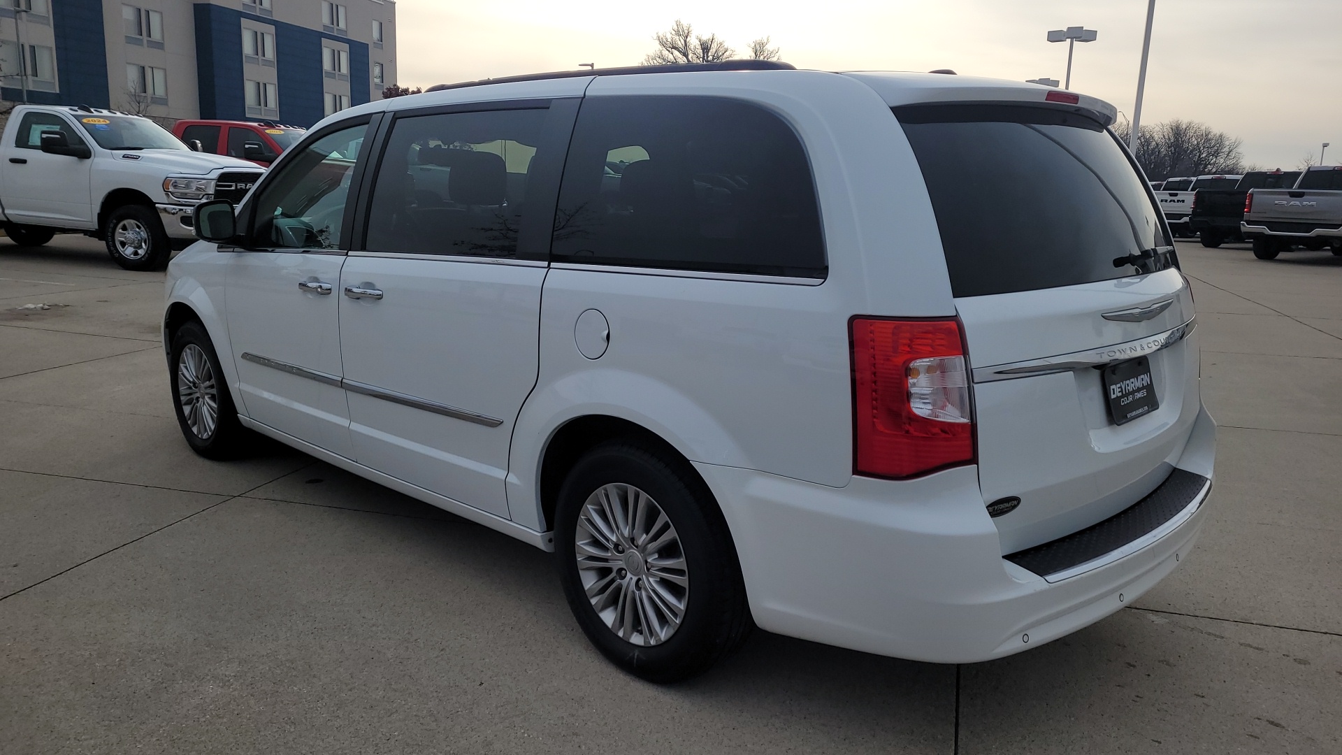 2016 Chrysler Town & Country Touring-L 5