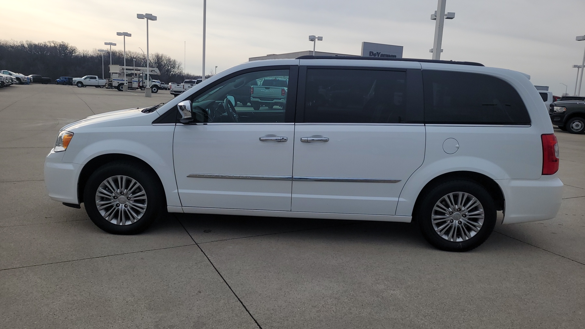 2016 Chrysler Town & Country Touring-L 6