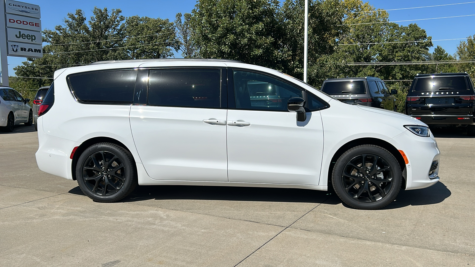 2024 Chrysler Pacifica Touring L 2