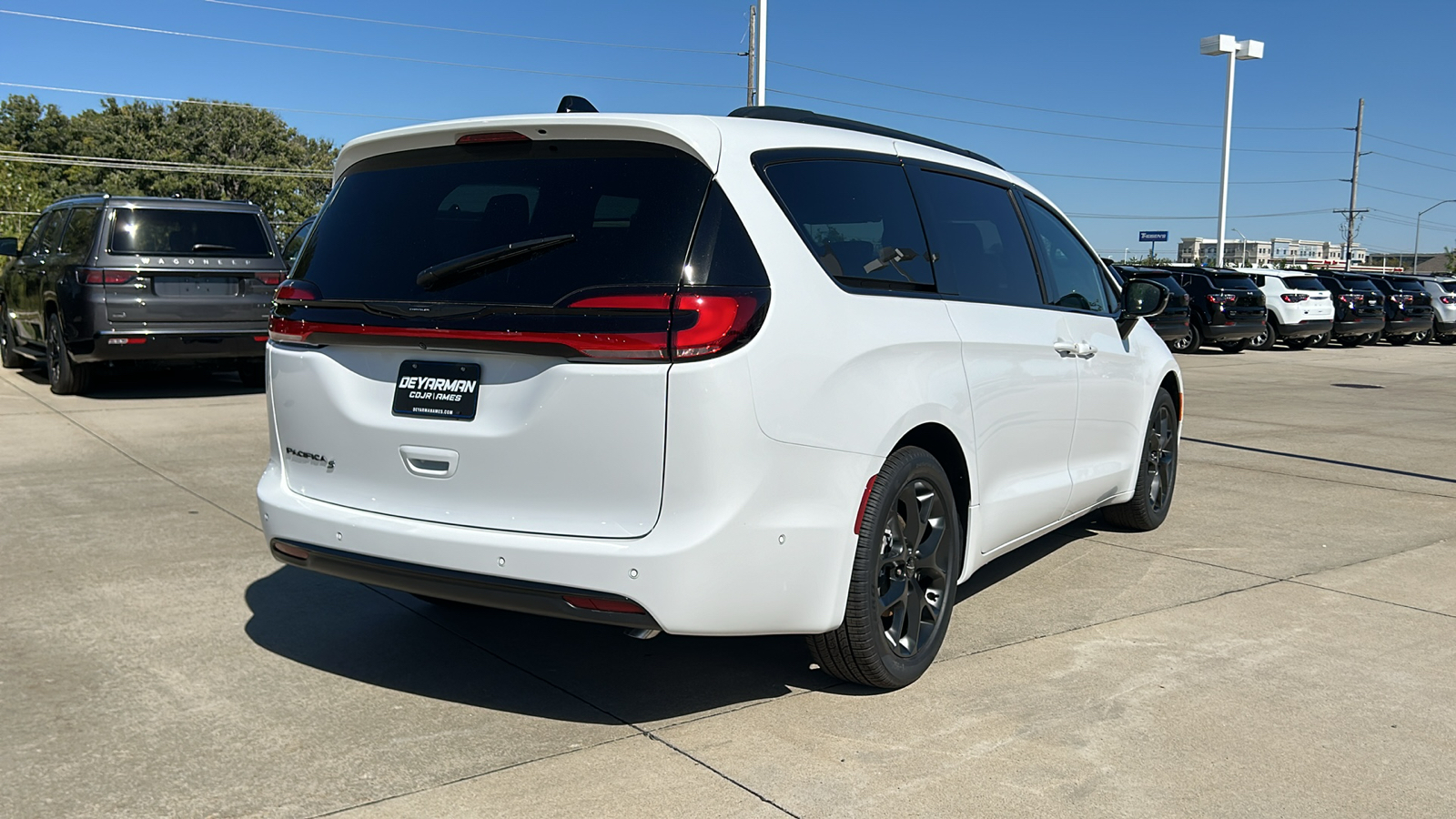 2024 Chrysler Pacifica Touring L 3