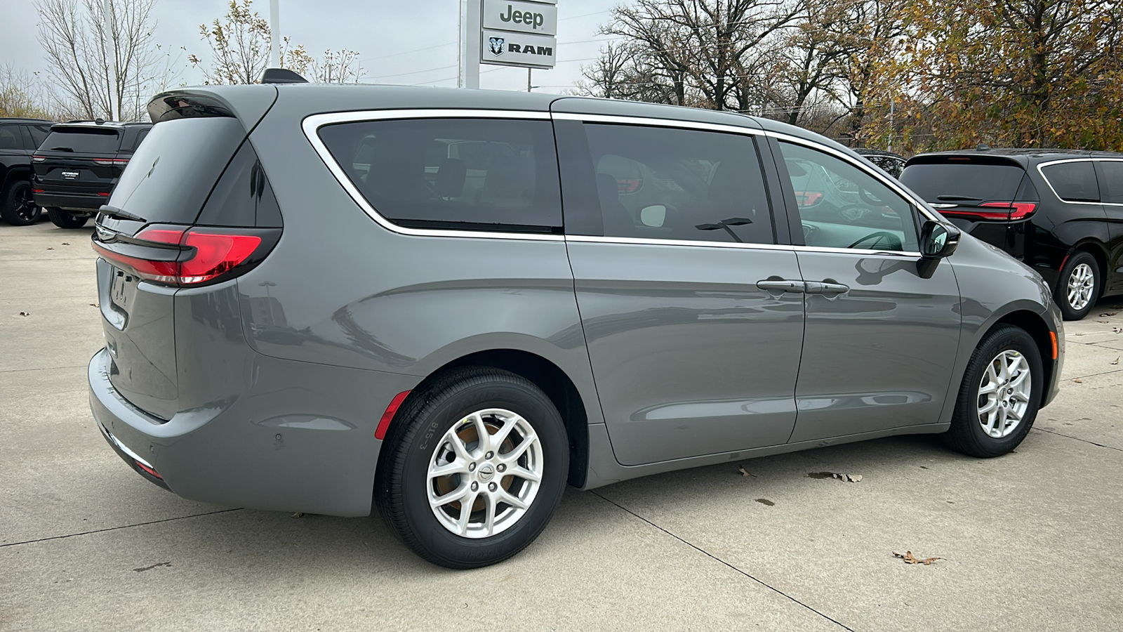 2025 Chrysler Pacifica  3