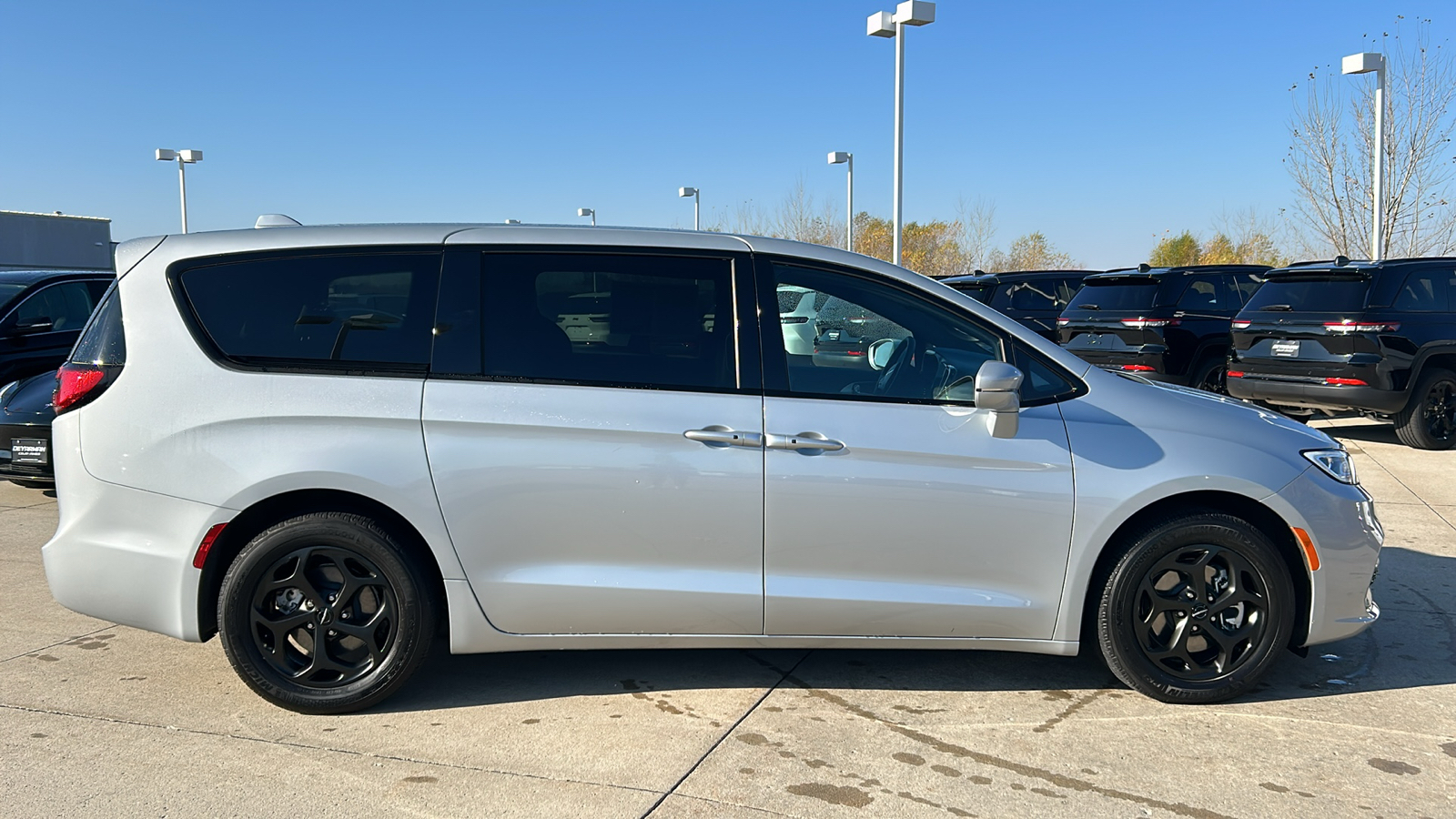 2022 Chrysler Pacifica Hybrid Touring L 2