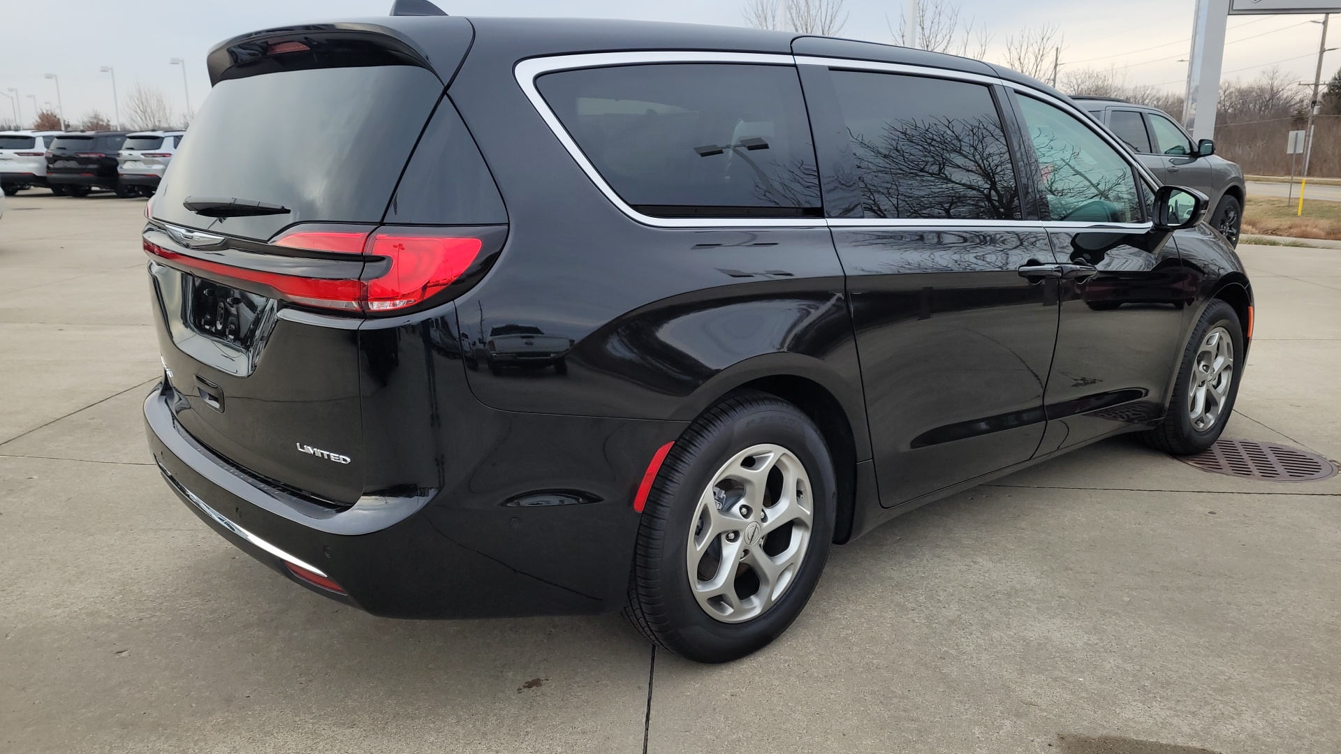 2024 Chrysler Pacifica Limited 3