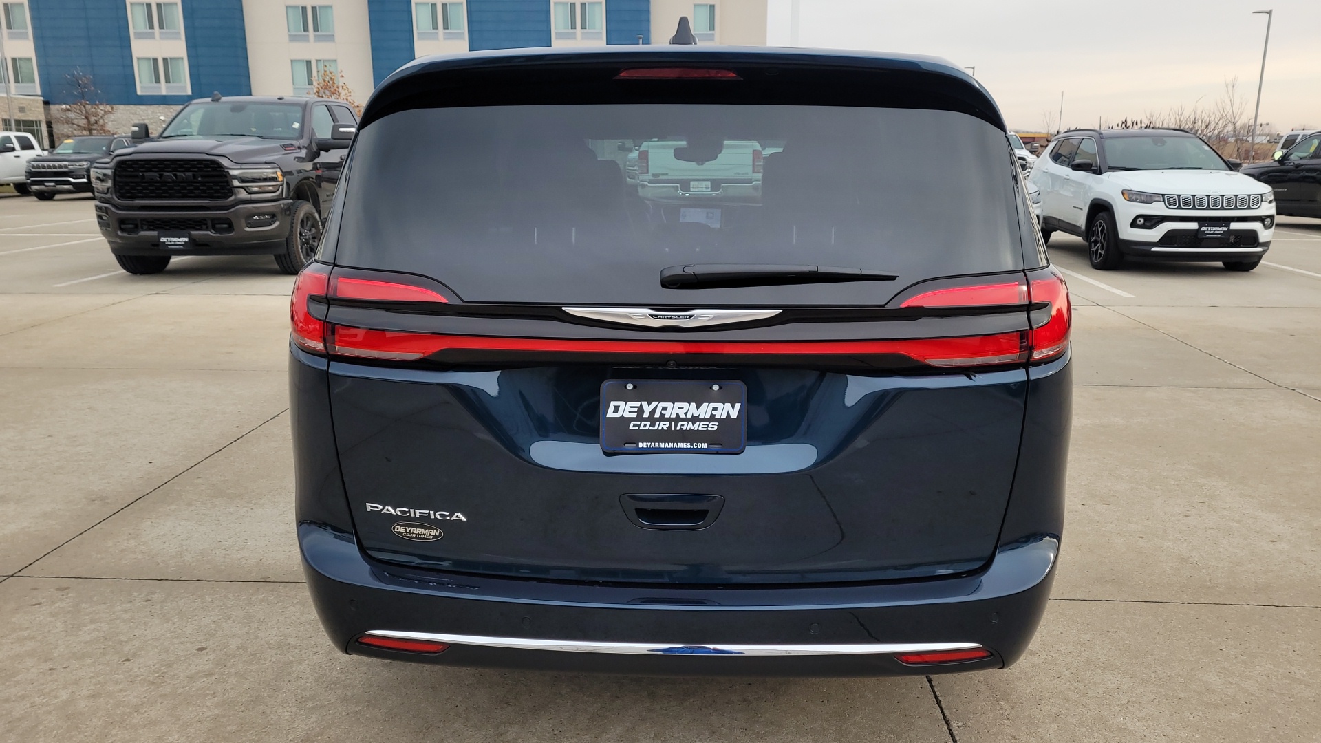 2025 Chrysler Pacifica  4