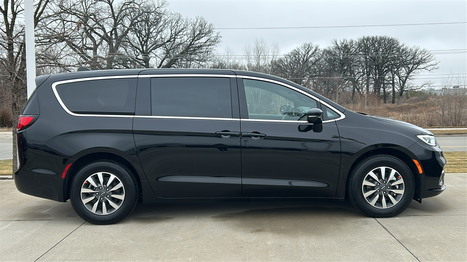 2025 Chrysler Pacifica Hybrid Select 2