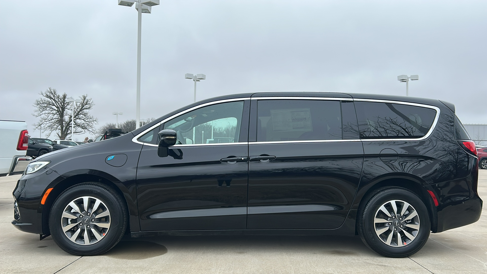 2025 Chrysler Pacifica Hybrid Select 6