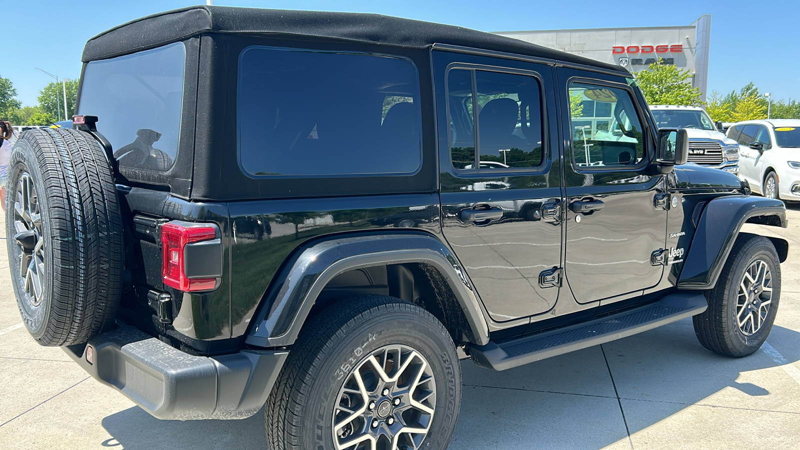 2024 Jeep Wrangler Sahara 3