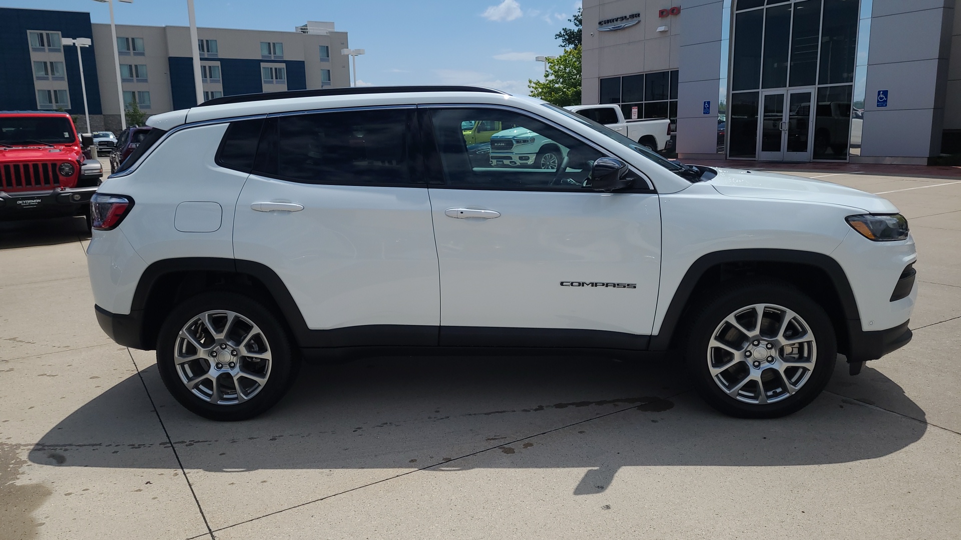 2024 Jeep Compass Latitude Lux 2