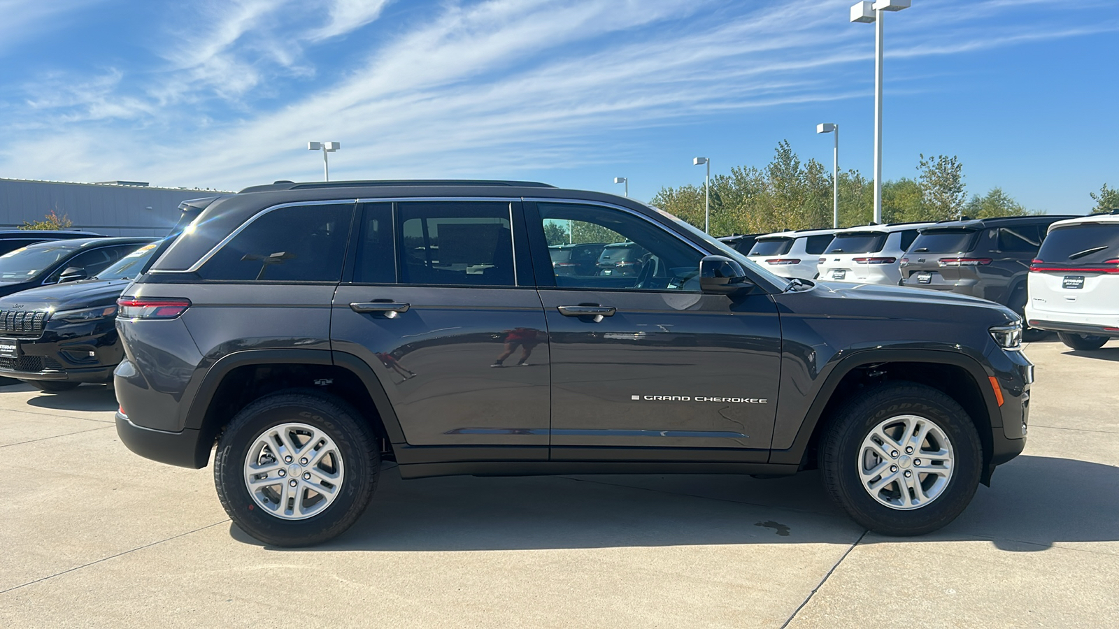 2024 Jeep Grand Cherokee Laredo 2