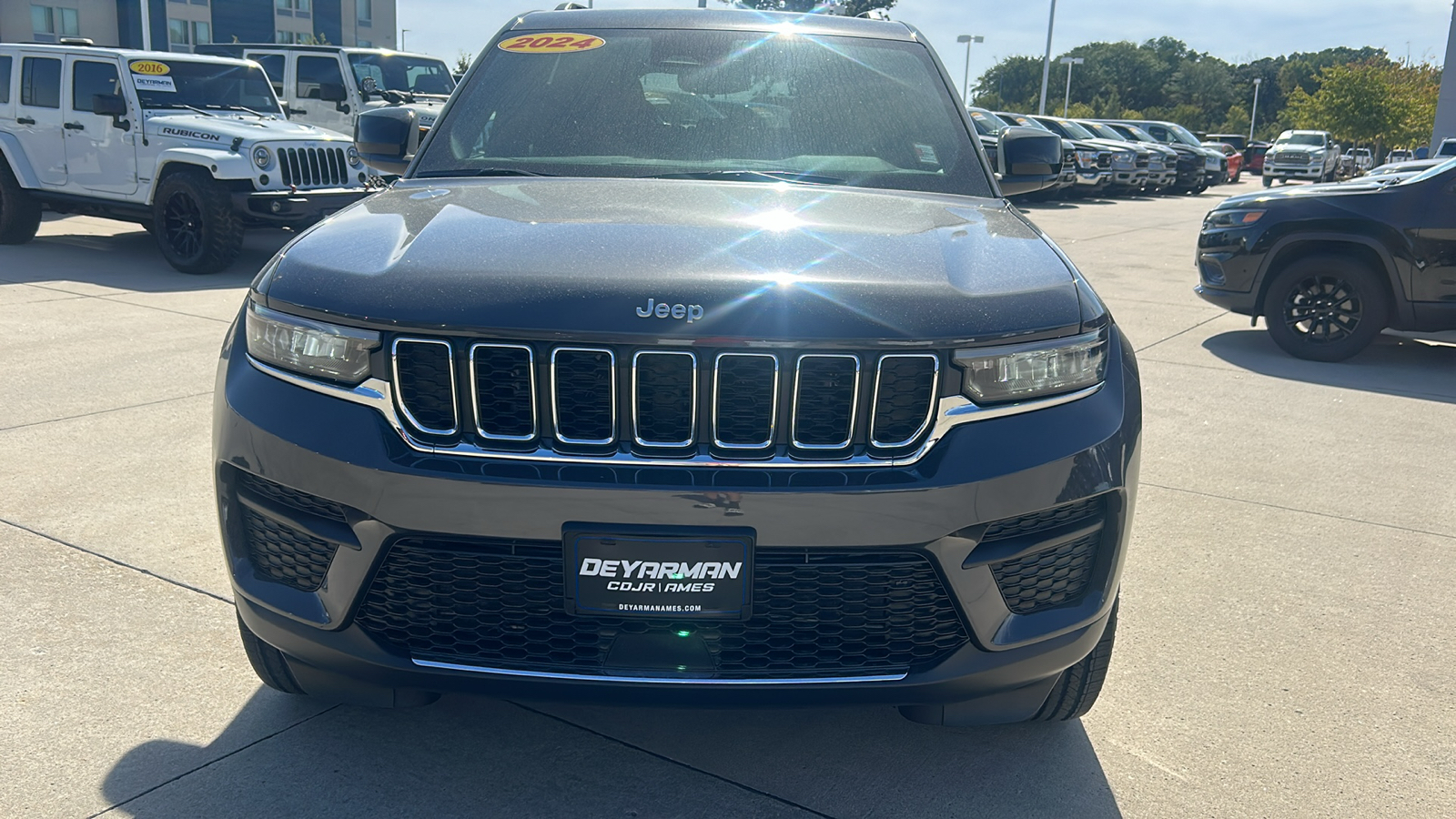 2024 Jeep Grand Cherokee Laredo 8