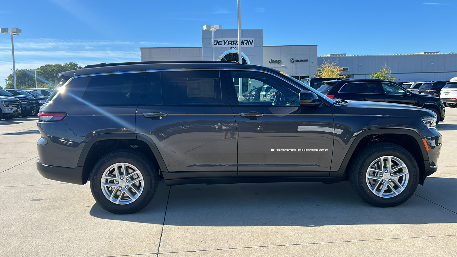 2024 Jeep Grand Cherokee L Laredo 2