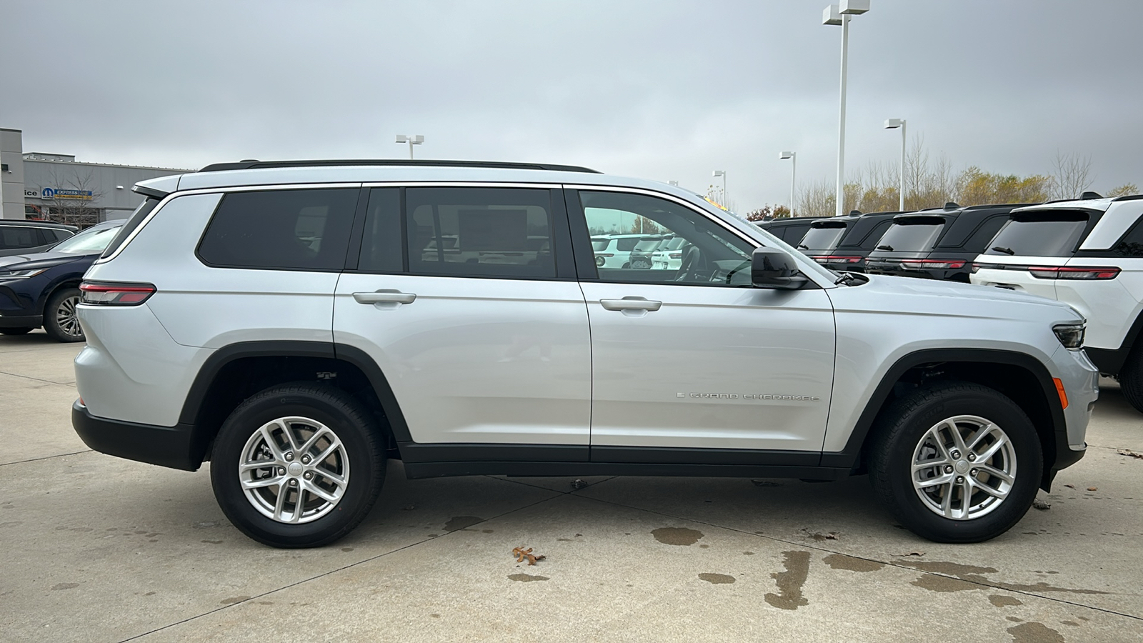 2024 Jeep Grand Cherokee L Laredo 2