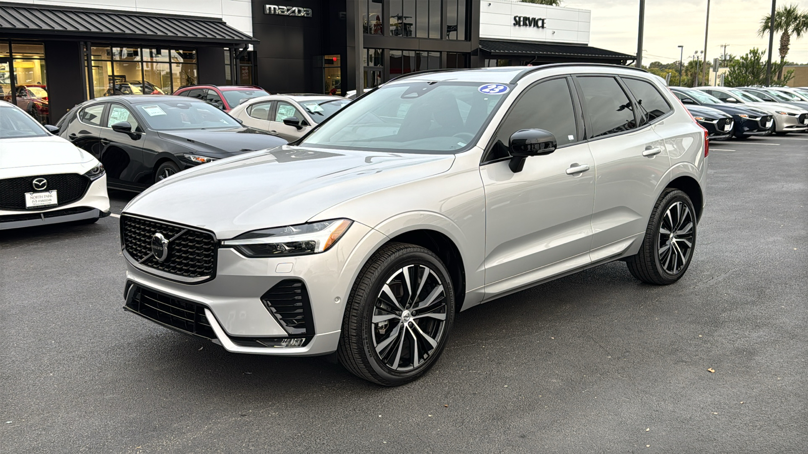 2023 Volvo XC60 B5 Plus Dark Theme 4