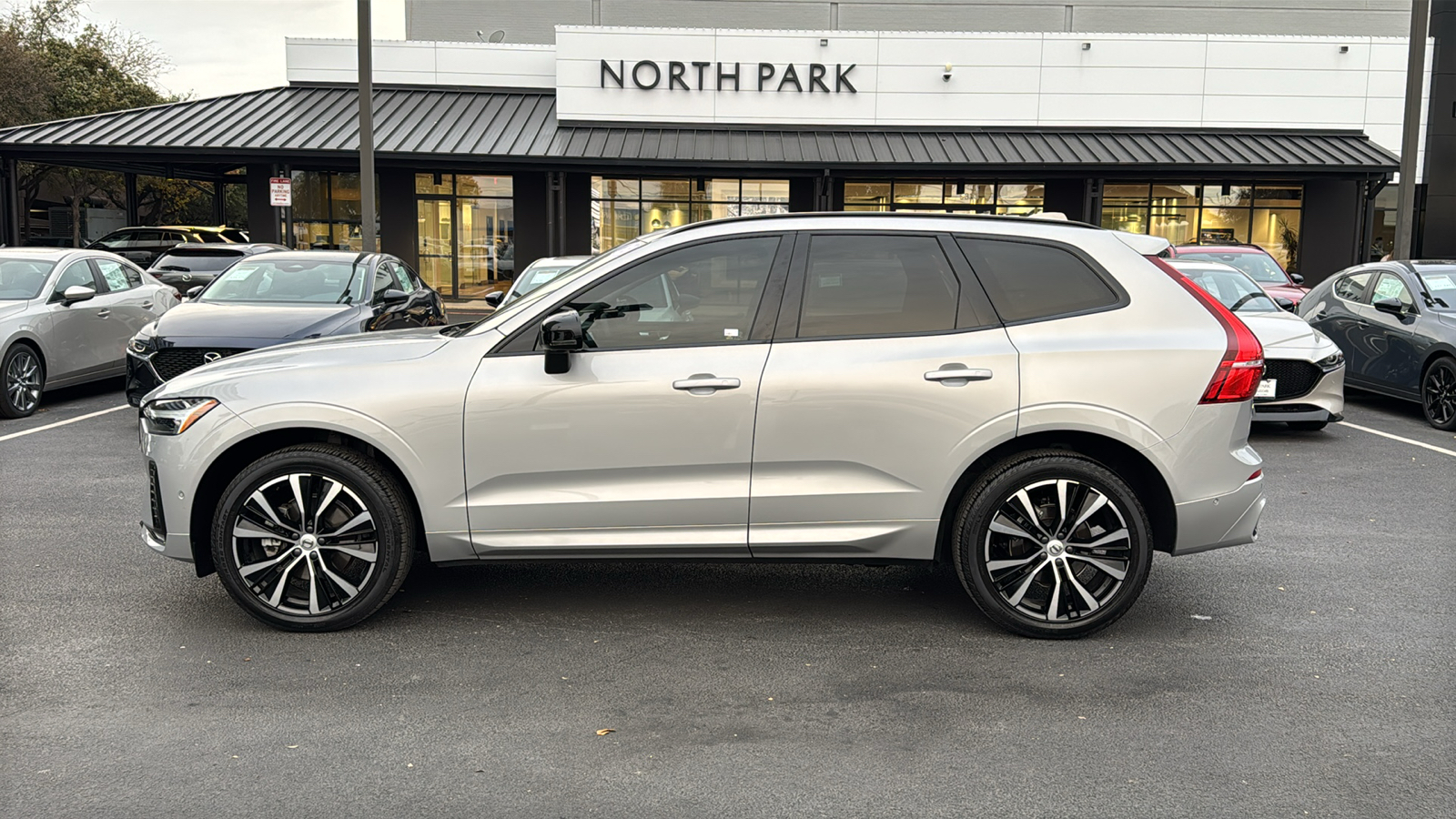 2023 Volvo XC60 B5 Plus Dark Theme 5