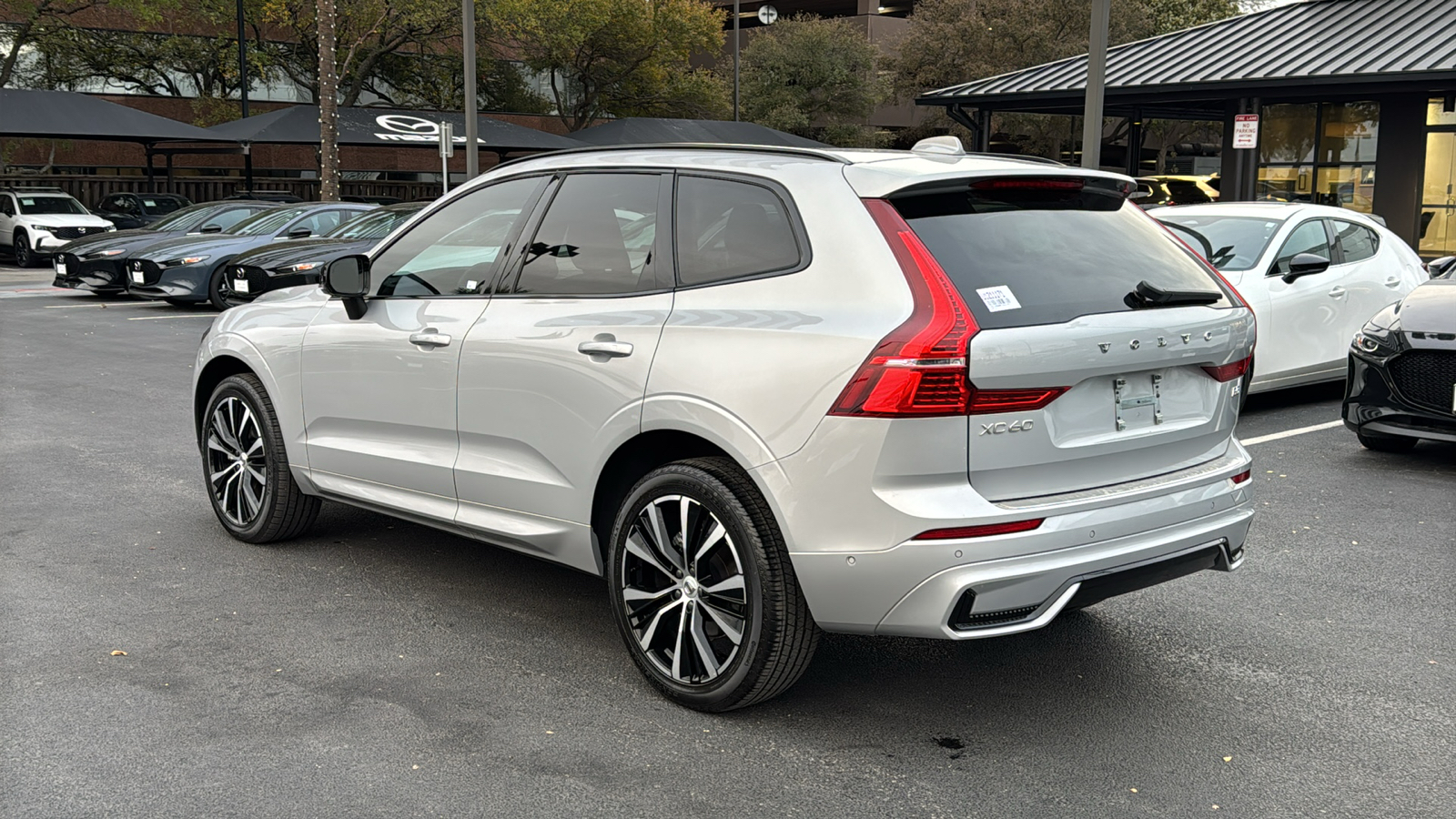 2023 Volvo XC60 B5 Plus Dark Theme 6