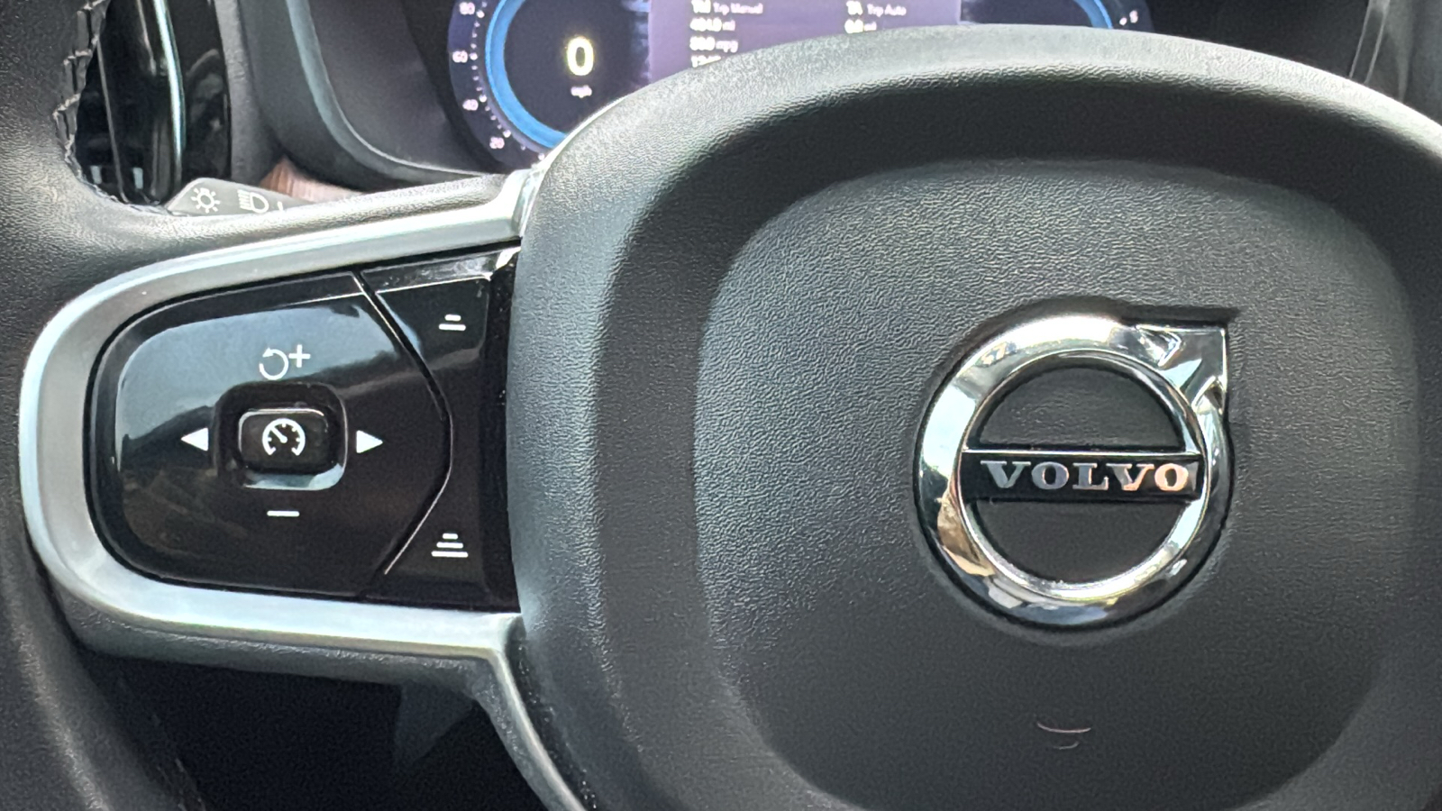 2023 Volvo XC60 B5 Plus Dark Theme 22