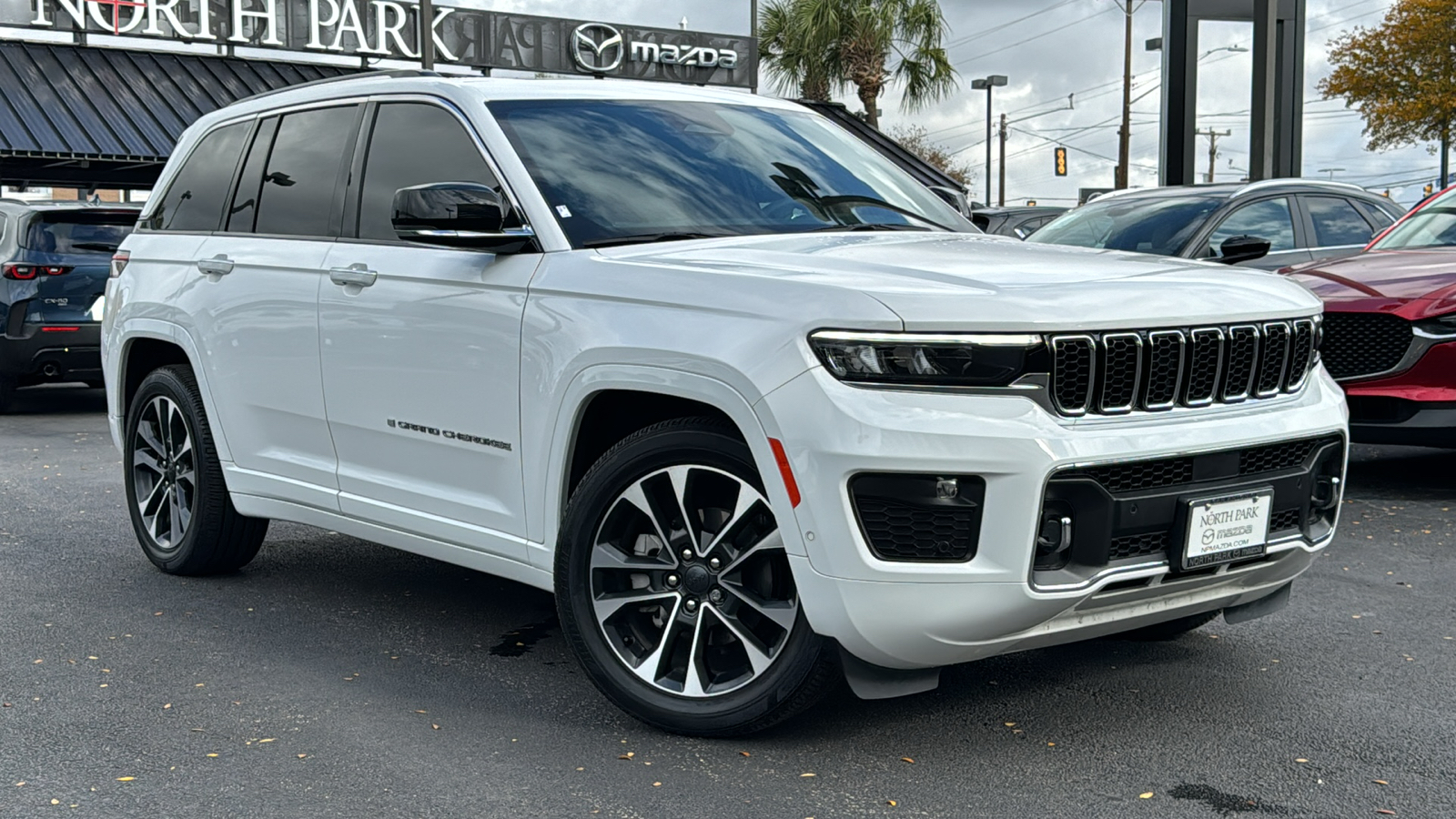 2023 Jeep Grand Cherokee Overland 1