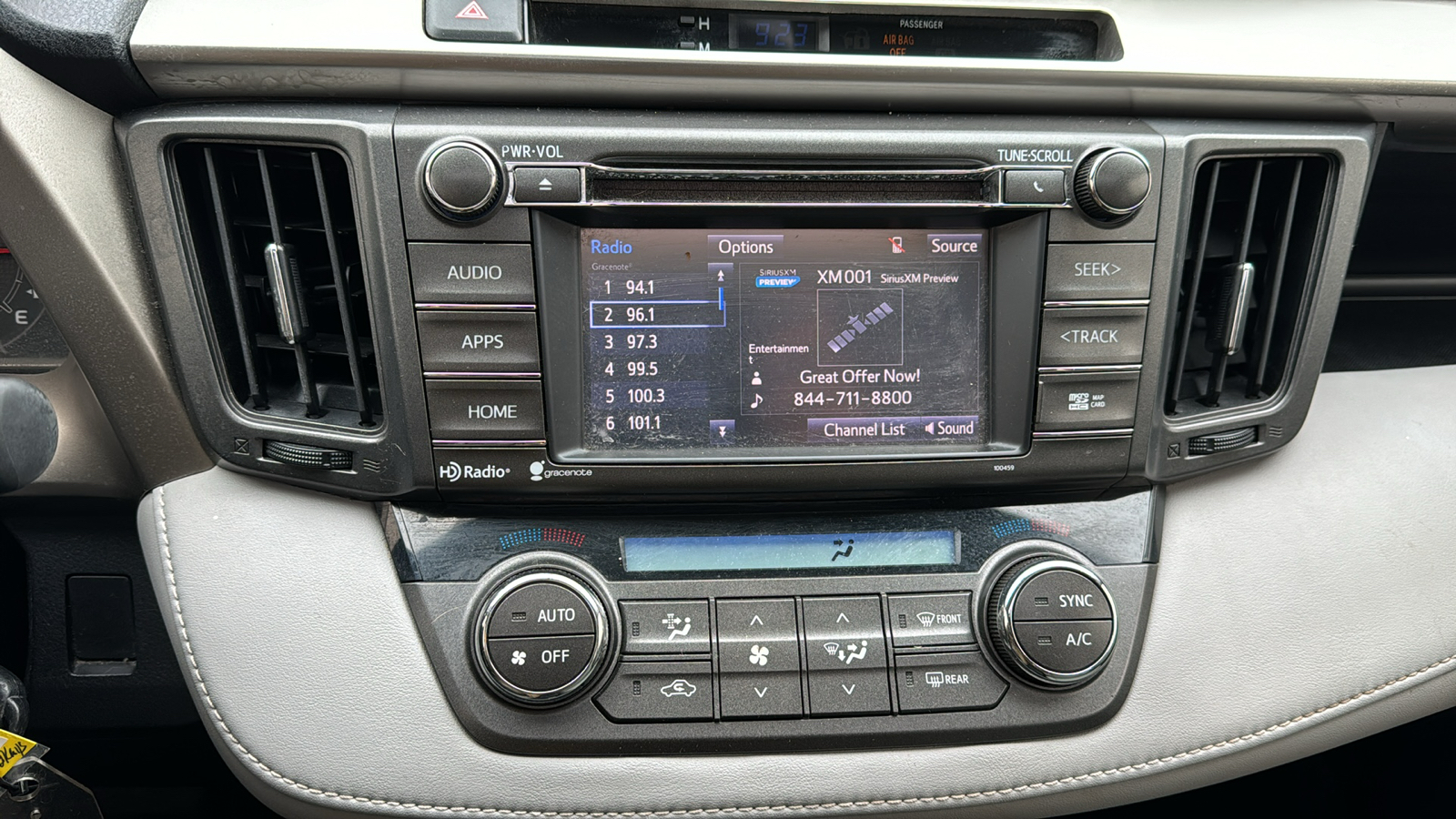 2015 Toyota RAV4 XLE 23