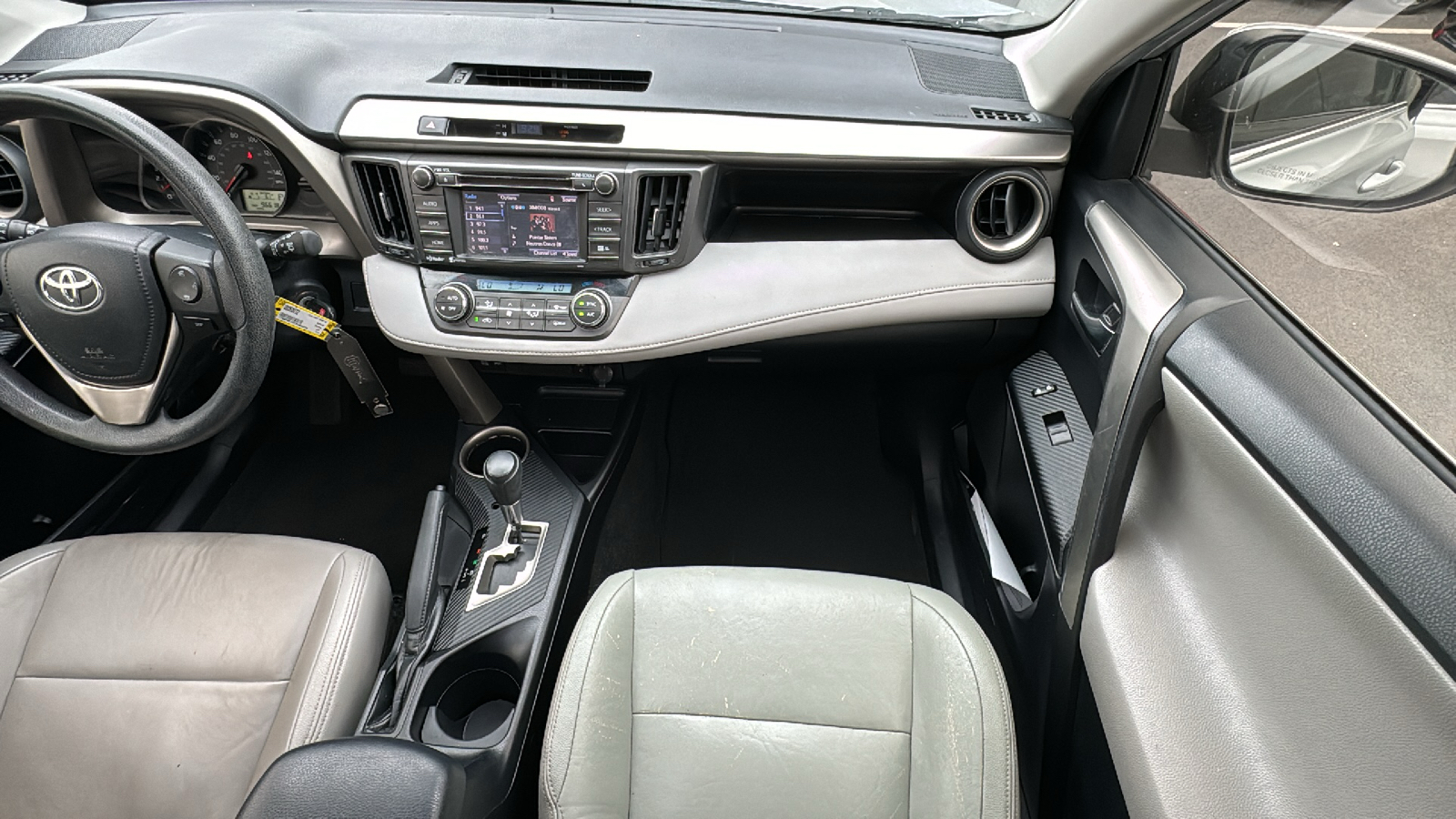 2015 Toyota RAV4 XLE 31