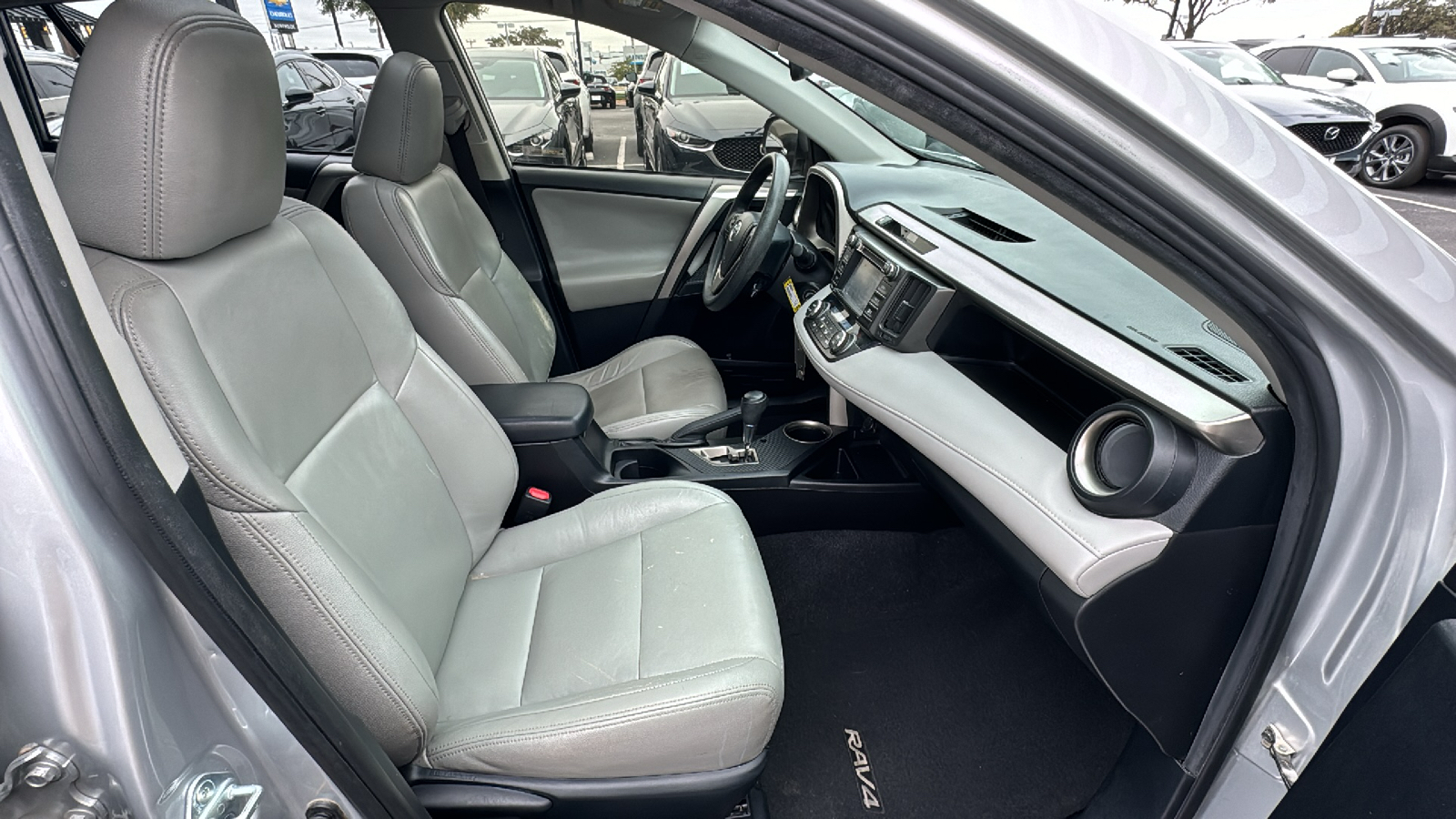 2015 Toyota RAV4 XLE 34