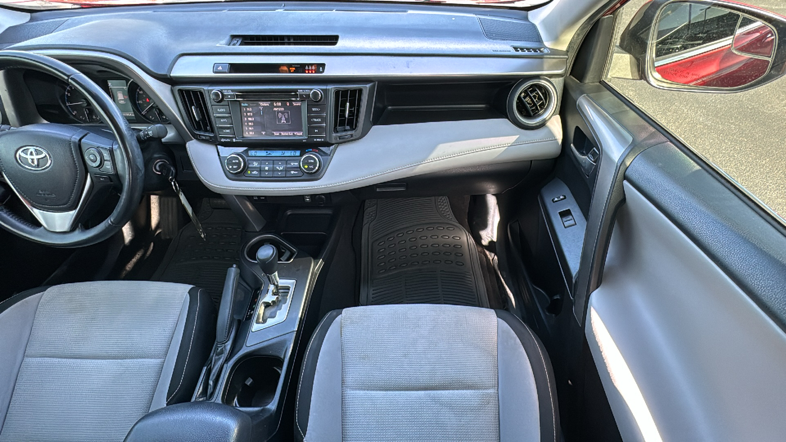 2017 Toyota RAV4 XLE 31