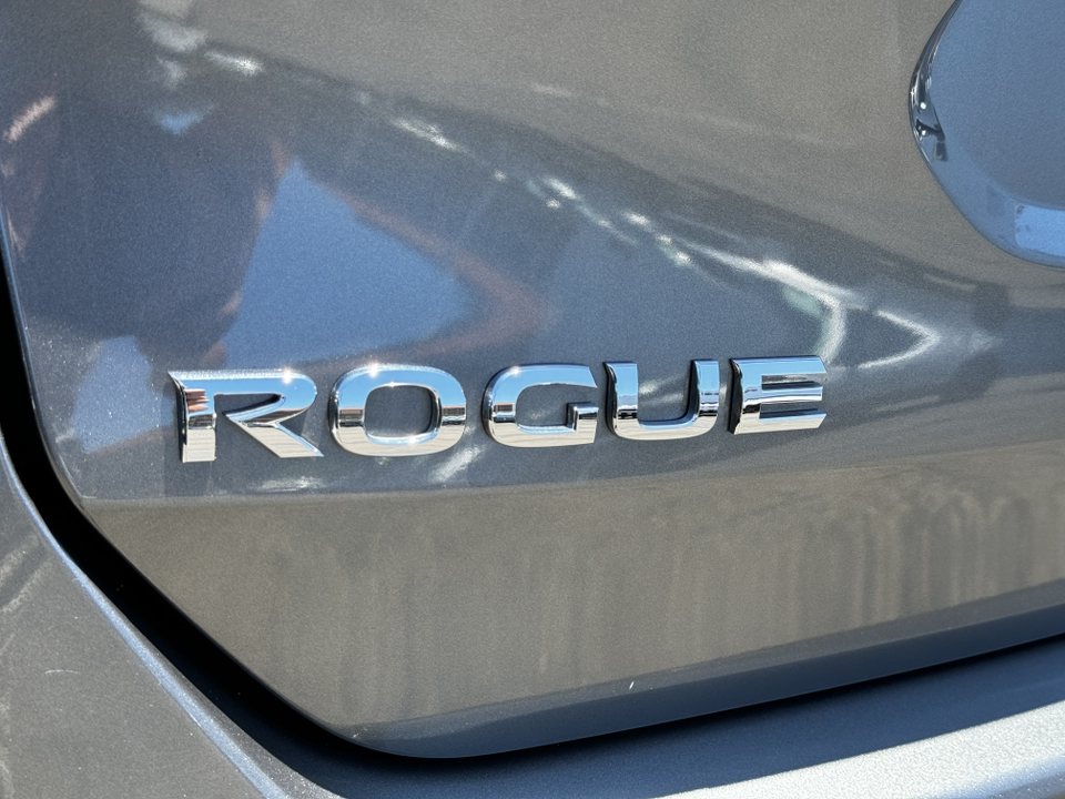 2015 Nissan Rogue SV 11