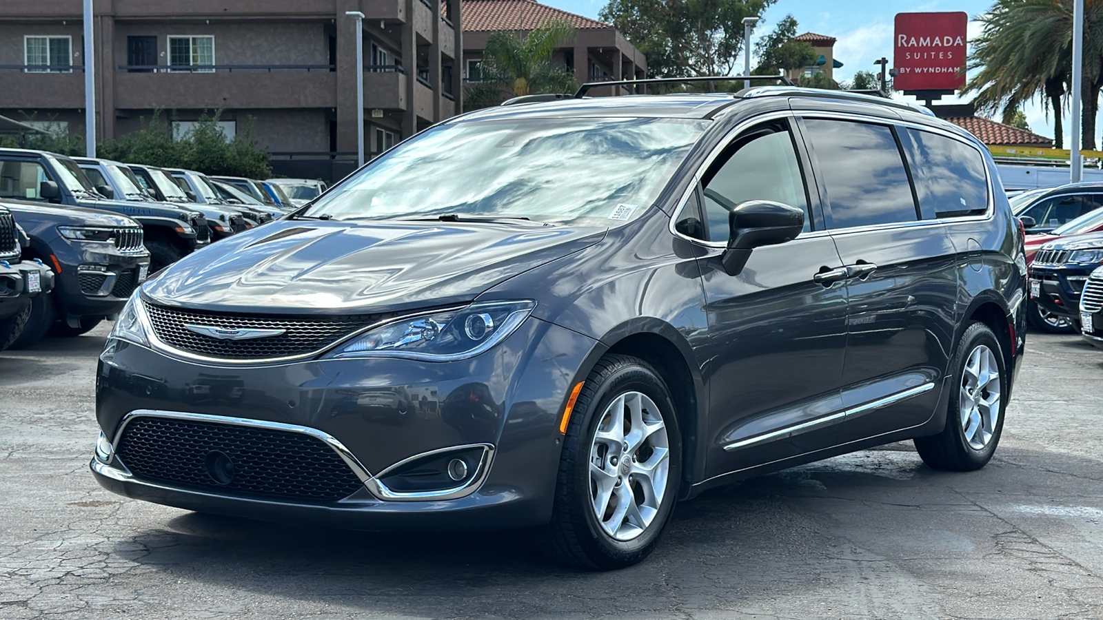 2017 Chrysler Pacifica Touring L Plus 4