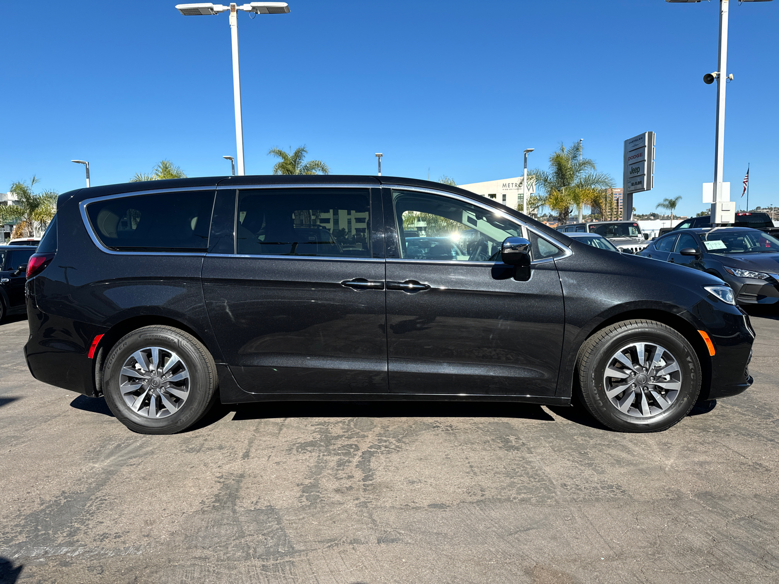 2023 Chrysler Pacifica Hybrid Limited 7